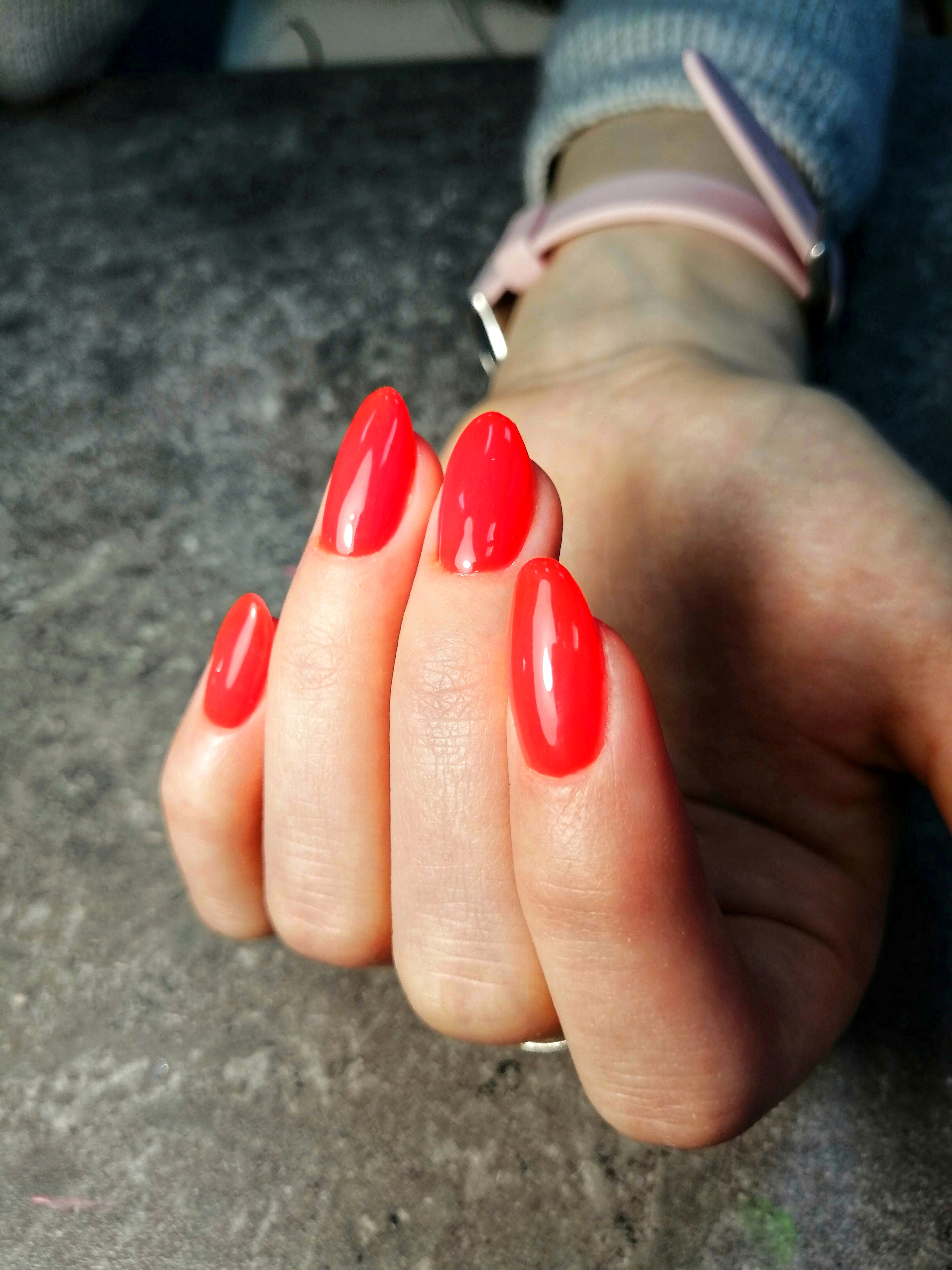 Маникюр в красном цвете на длинные ногти.