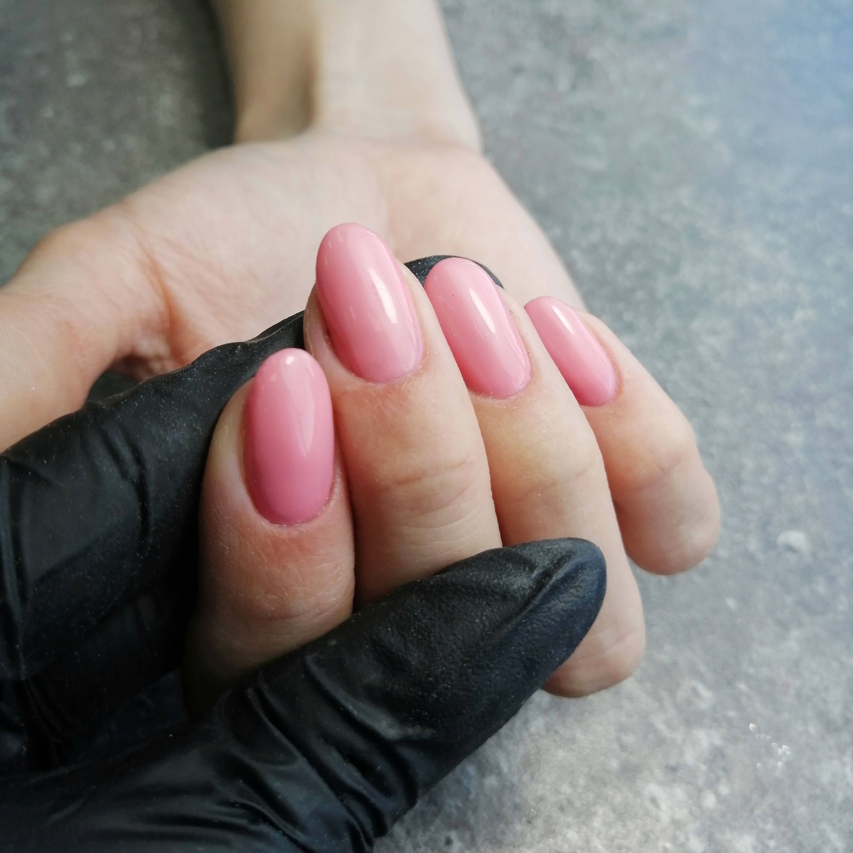 Маникюр в розовом цвете на короткие ногти.
