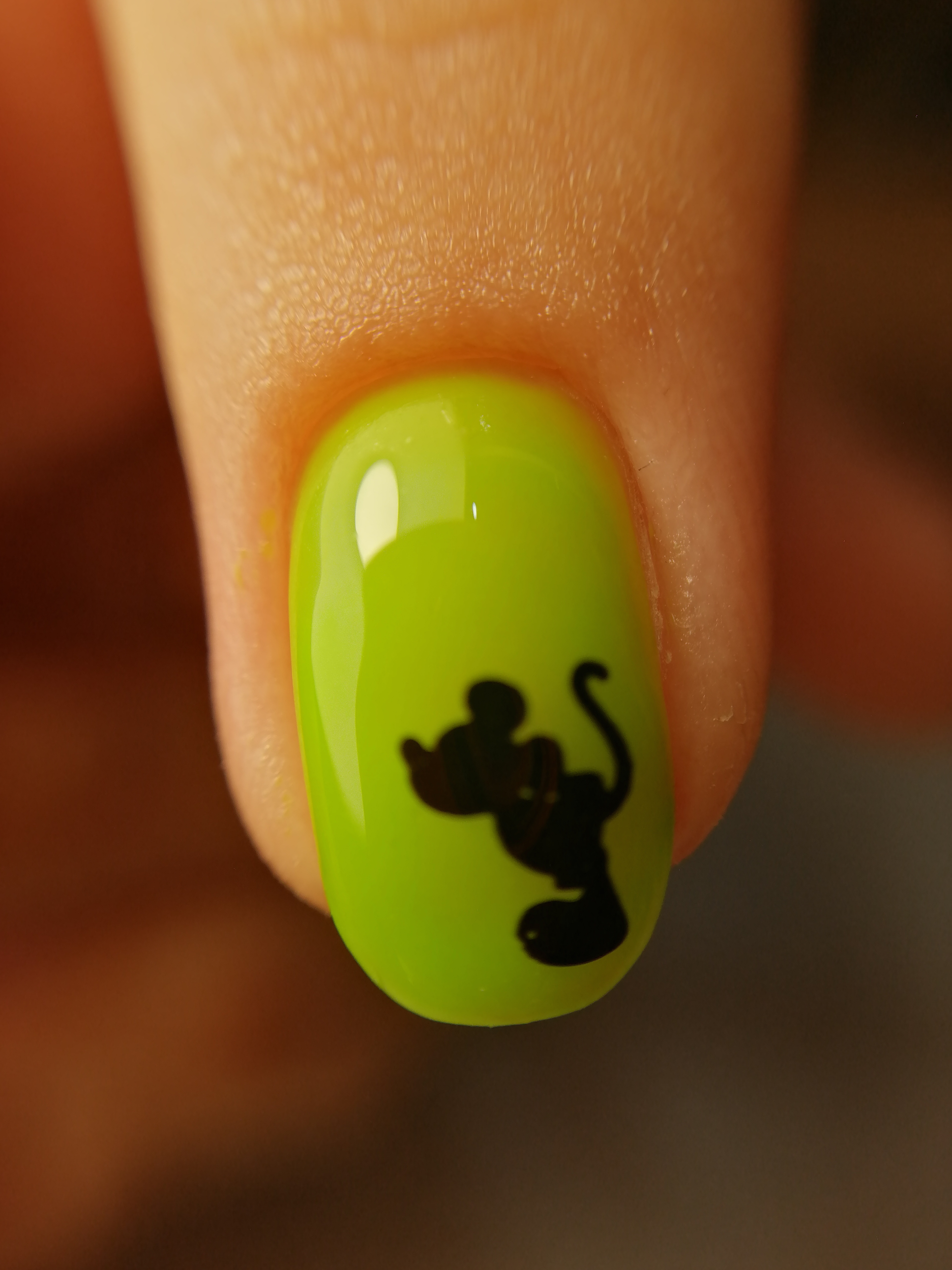 Маникюр с Микки Маусом в салатовом цвете на короткие ногти.