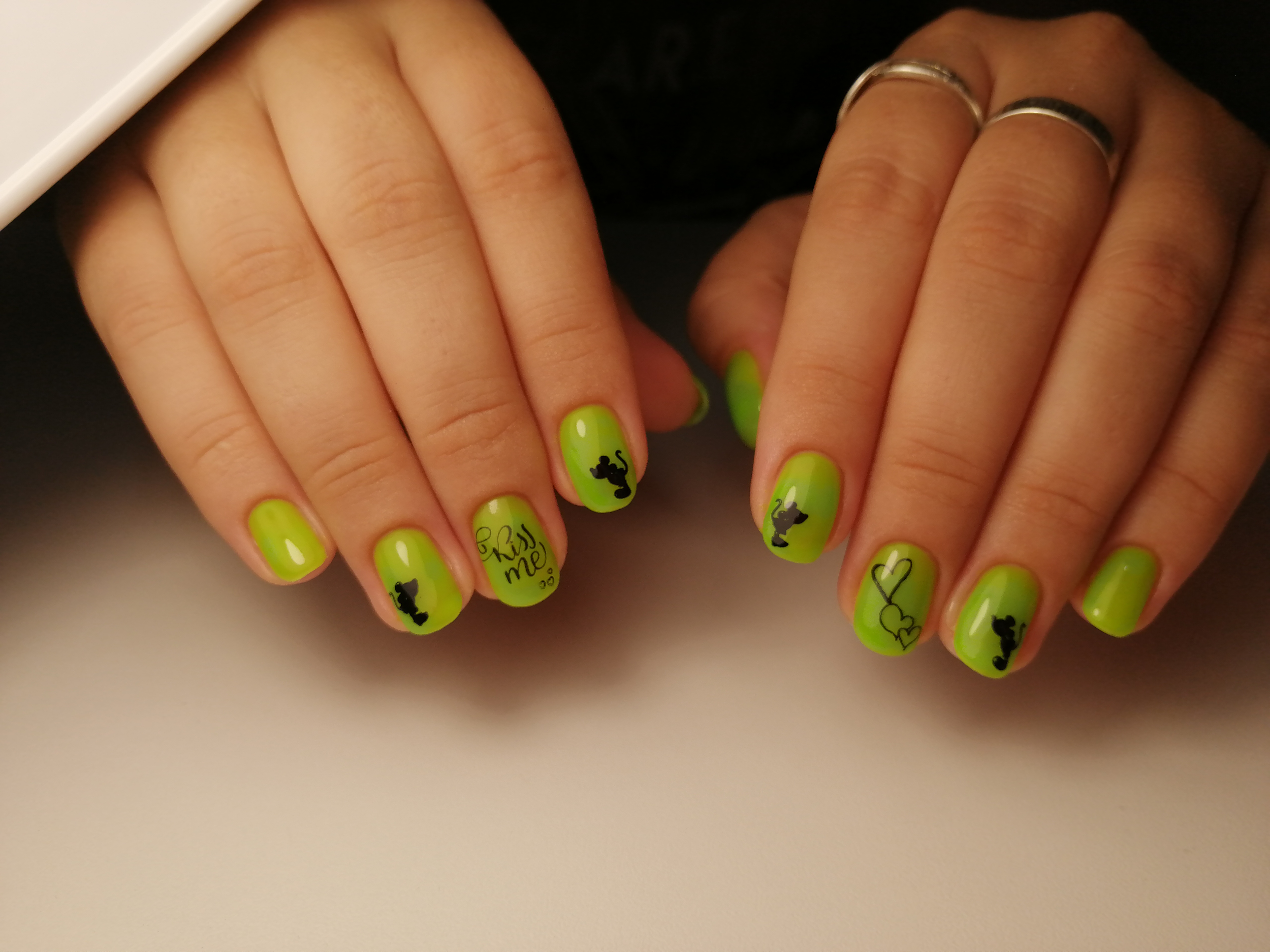 Маникюр со слайдерами и надписями в салатовом цвете на короткие ногти.