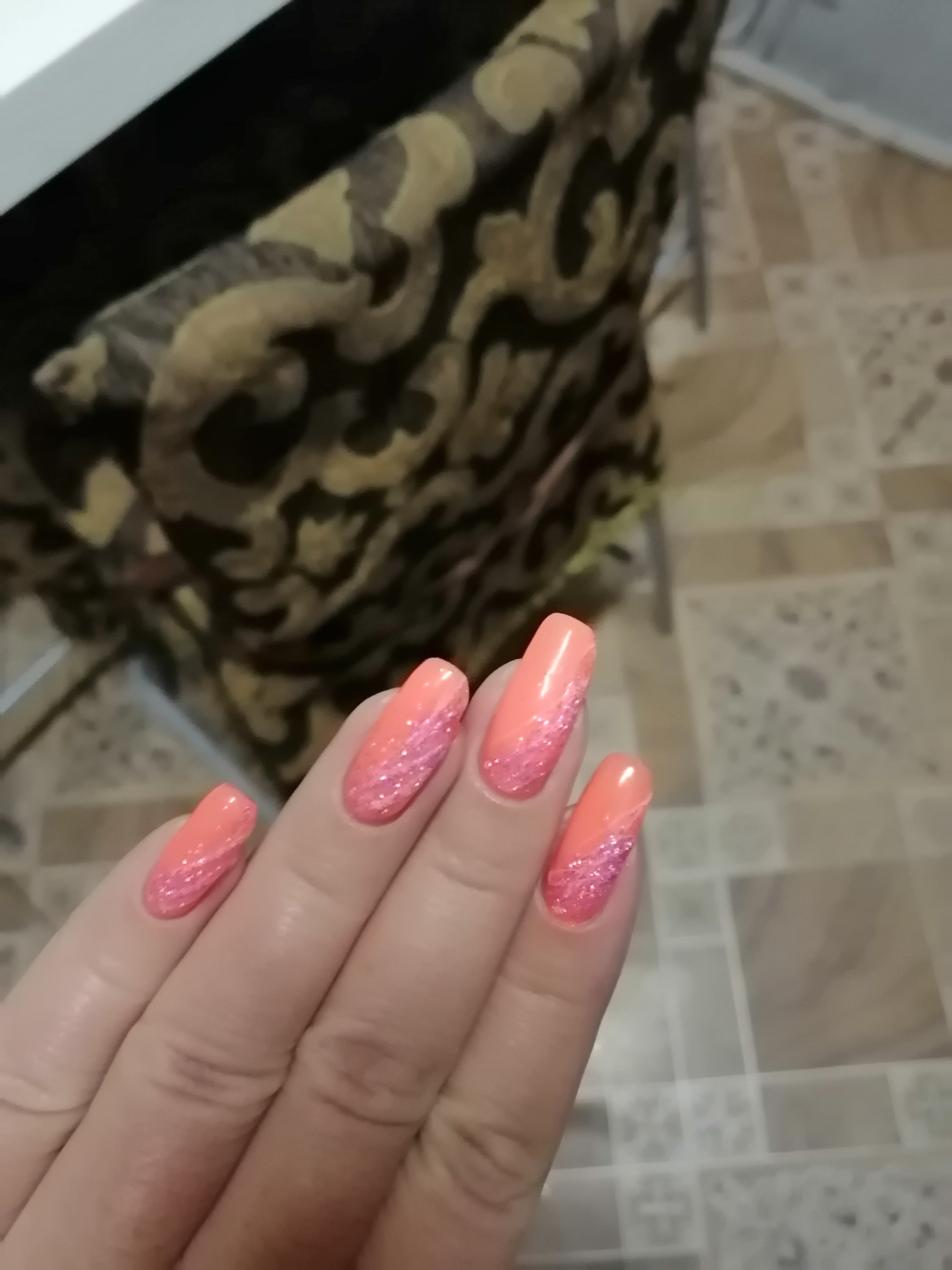 Маникюр с рисунком в персиковом цвете на длинные ногти.