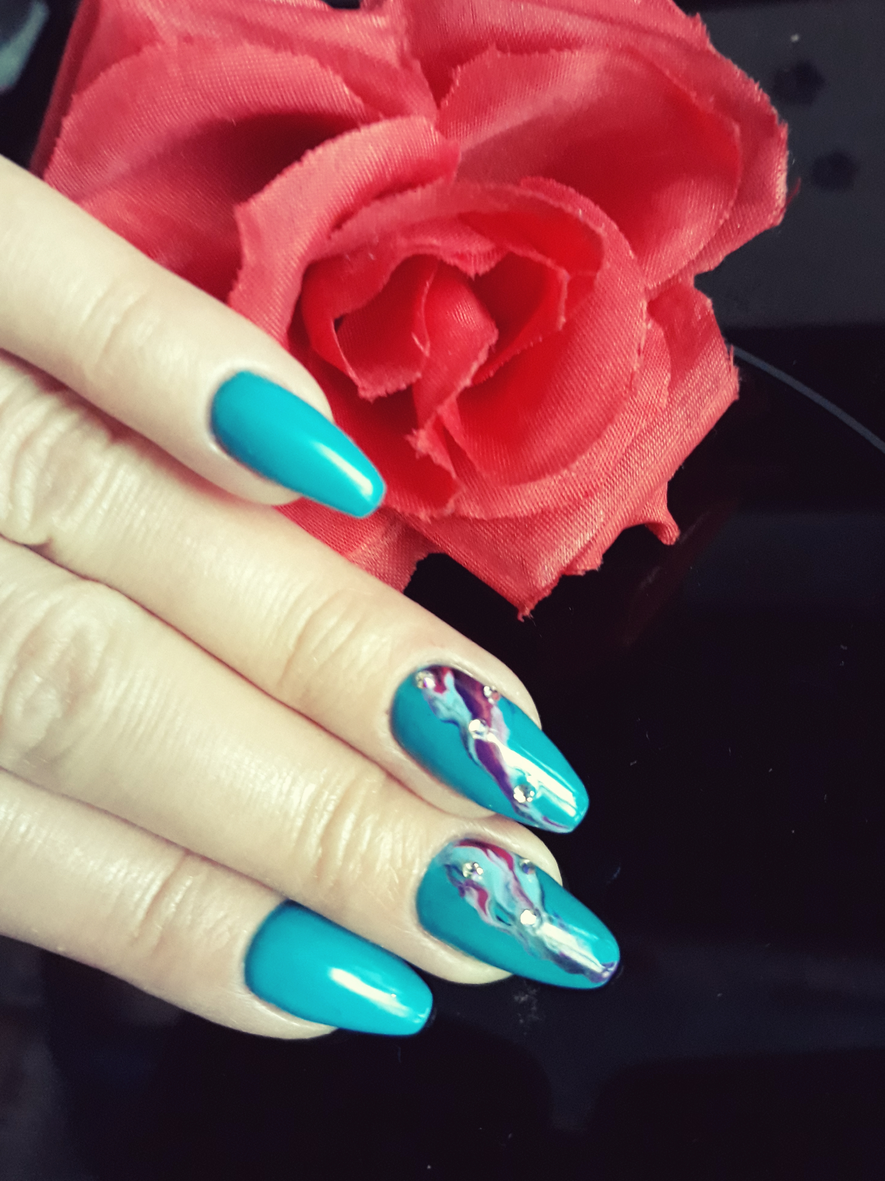Маникюр с абстрактным рисунком в голубом цвете на длинные ногти.