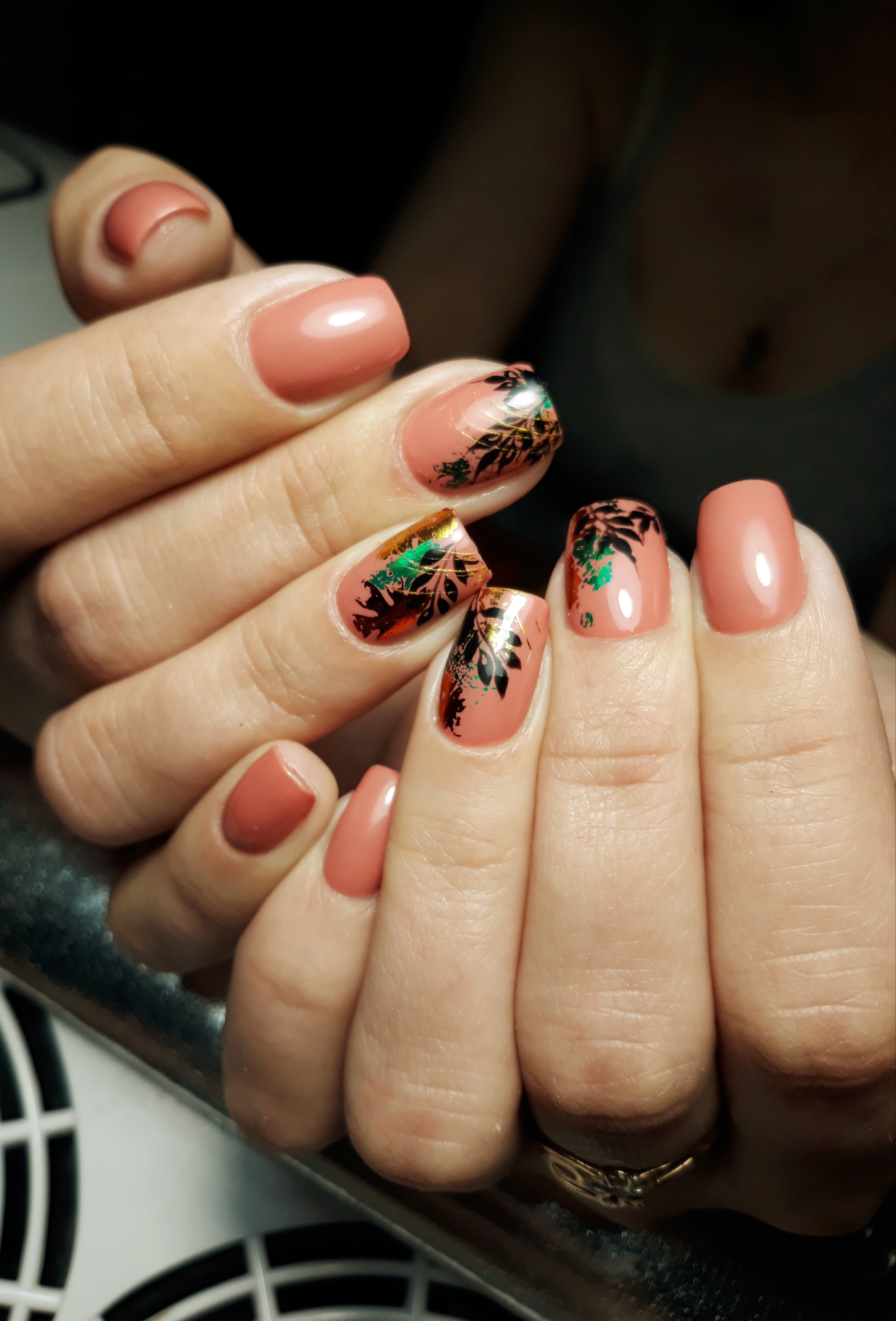 Маникюр с растительным рисунком и цветной фольгой в персиковом цвете на короткие ногти.