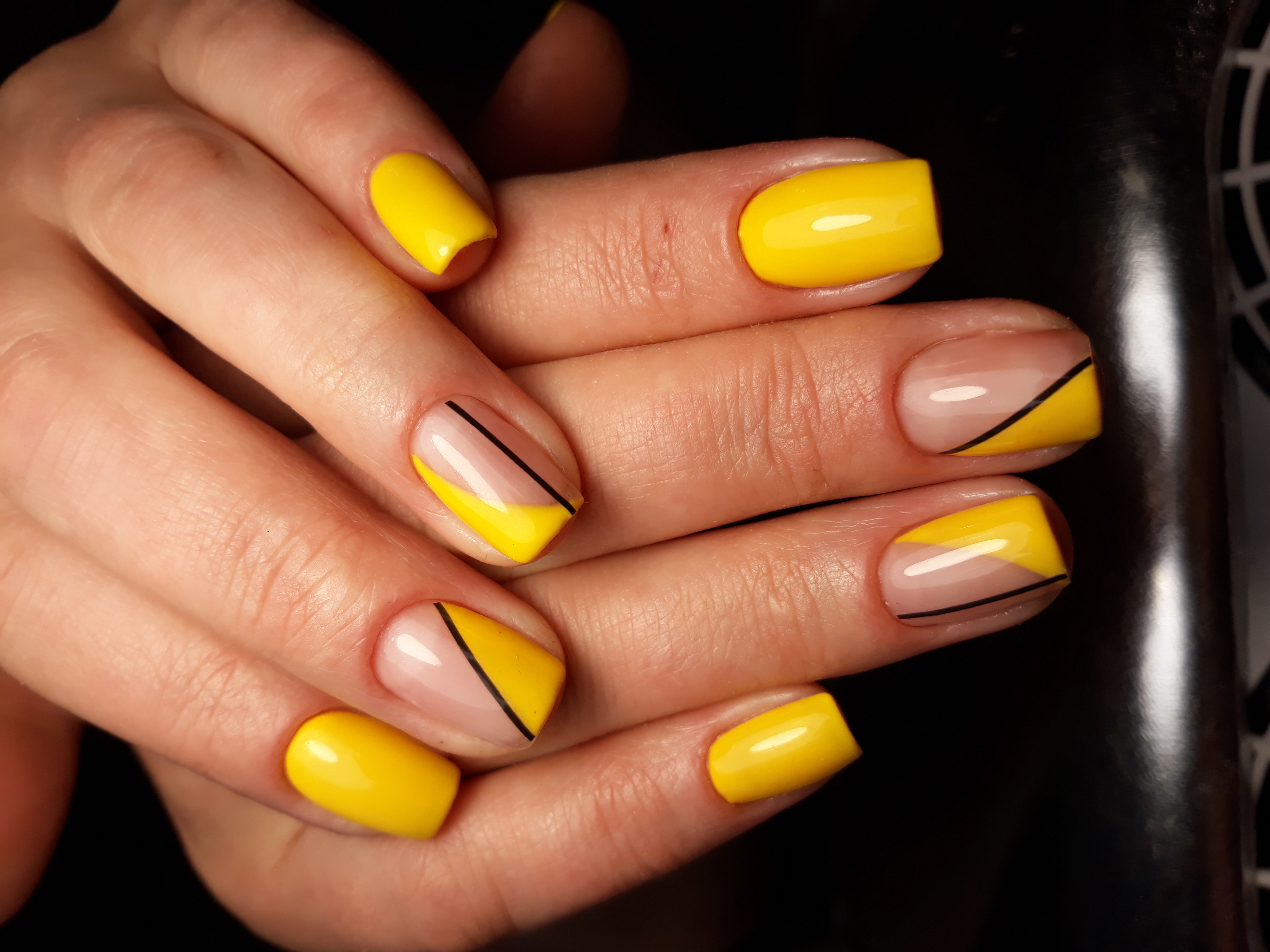 Геометрический маникюр в желтом цвете на короткие ногти.