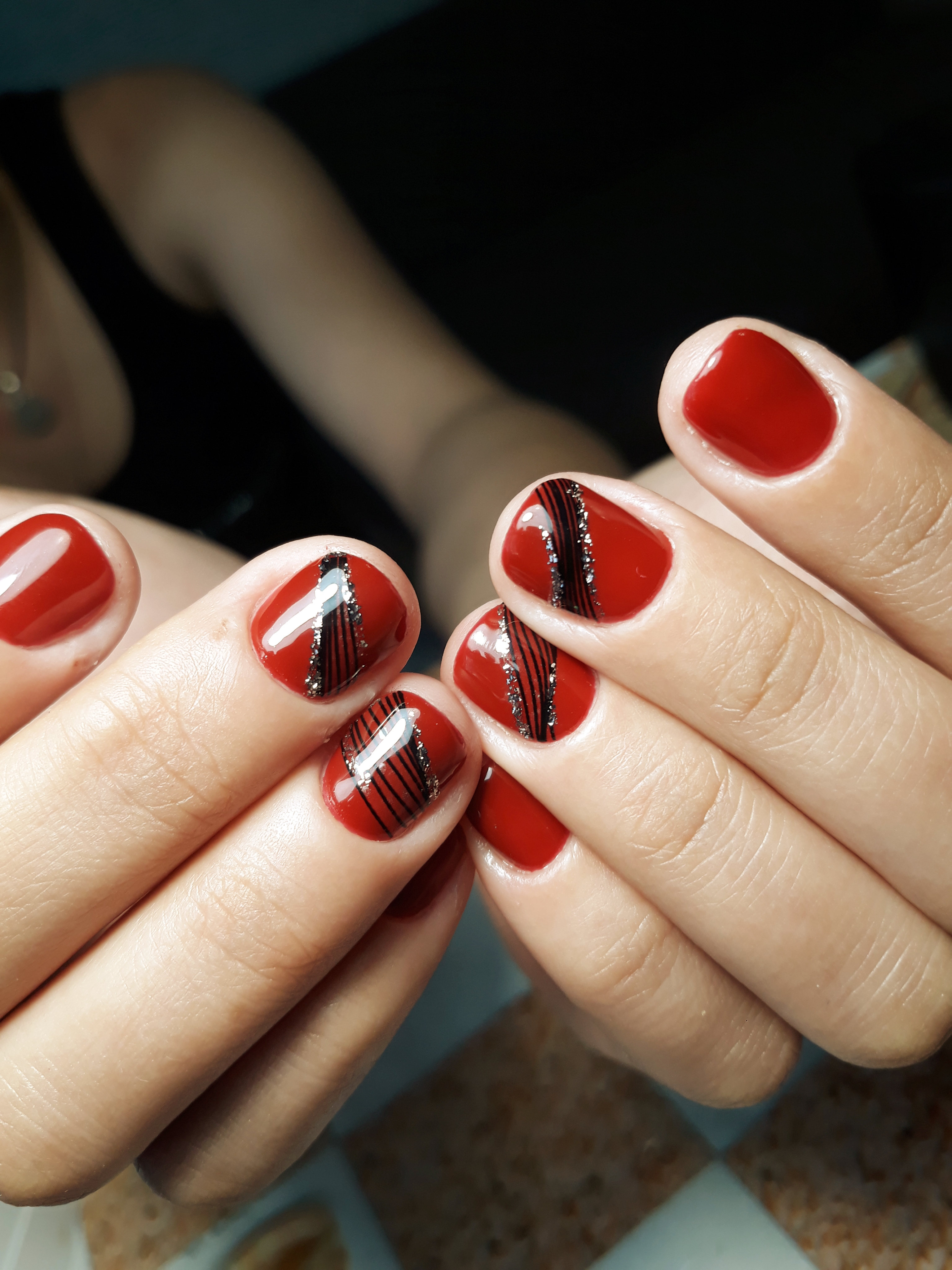 Маникюр с паутинкой и блестками в темно-красном цвете на короткие ногти.
