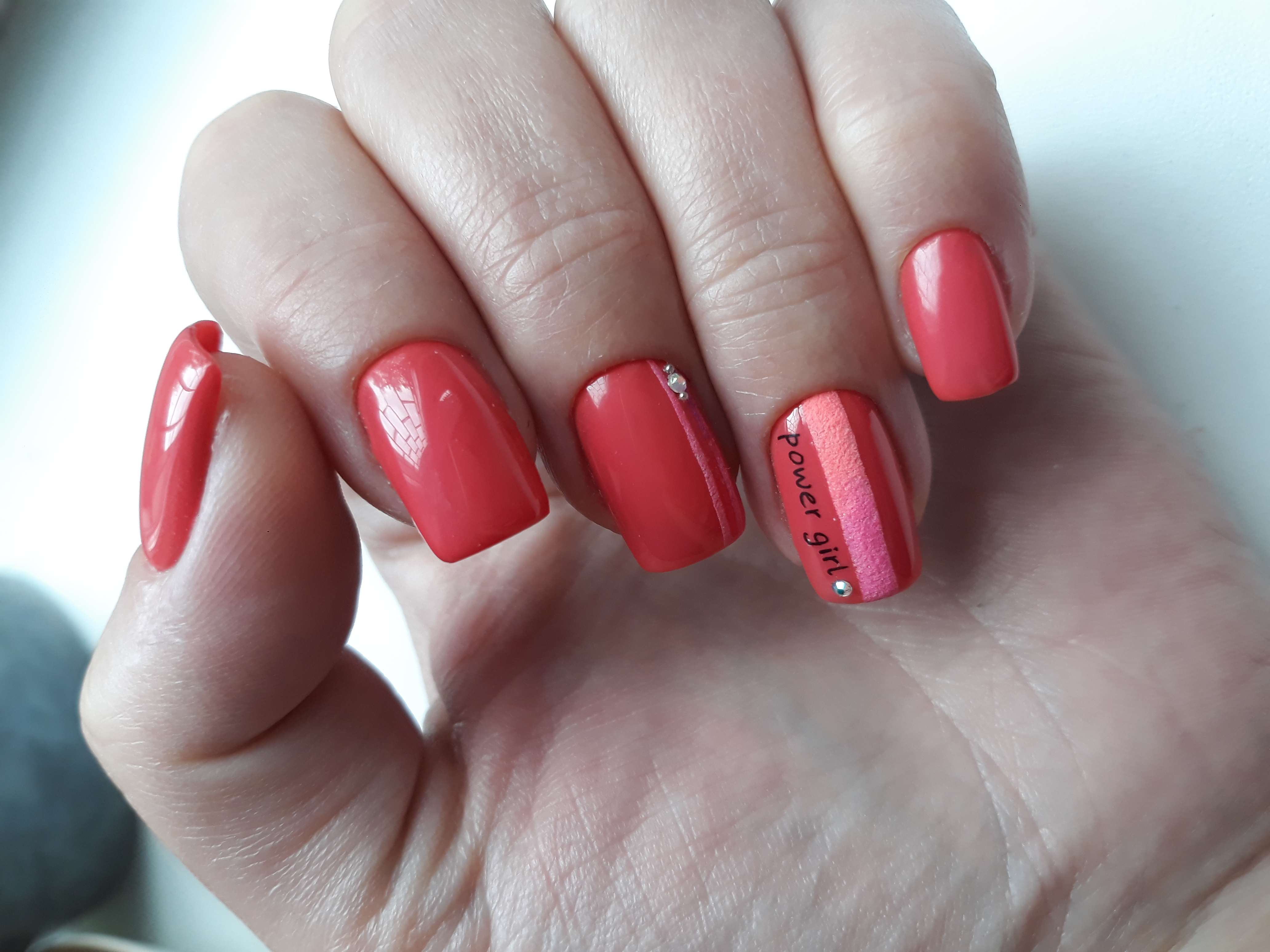 Маникюр с песочным дизайном и надписями в красном цвете на короткие ногти.