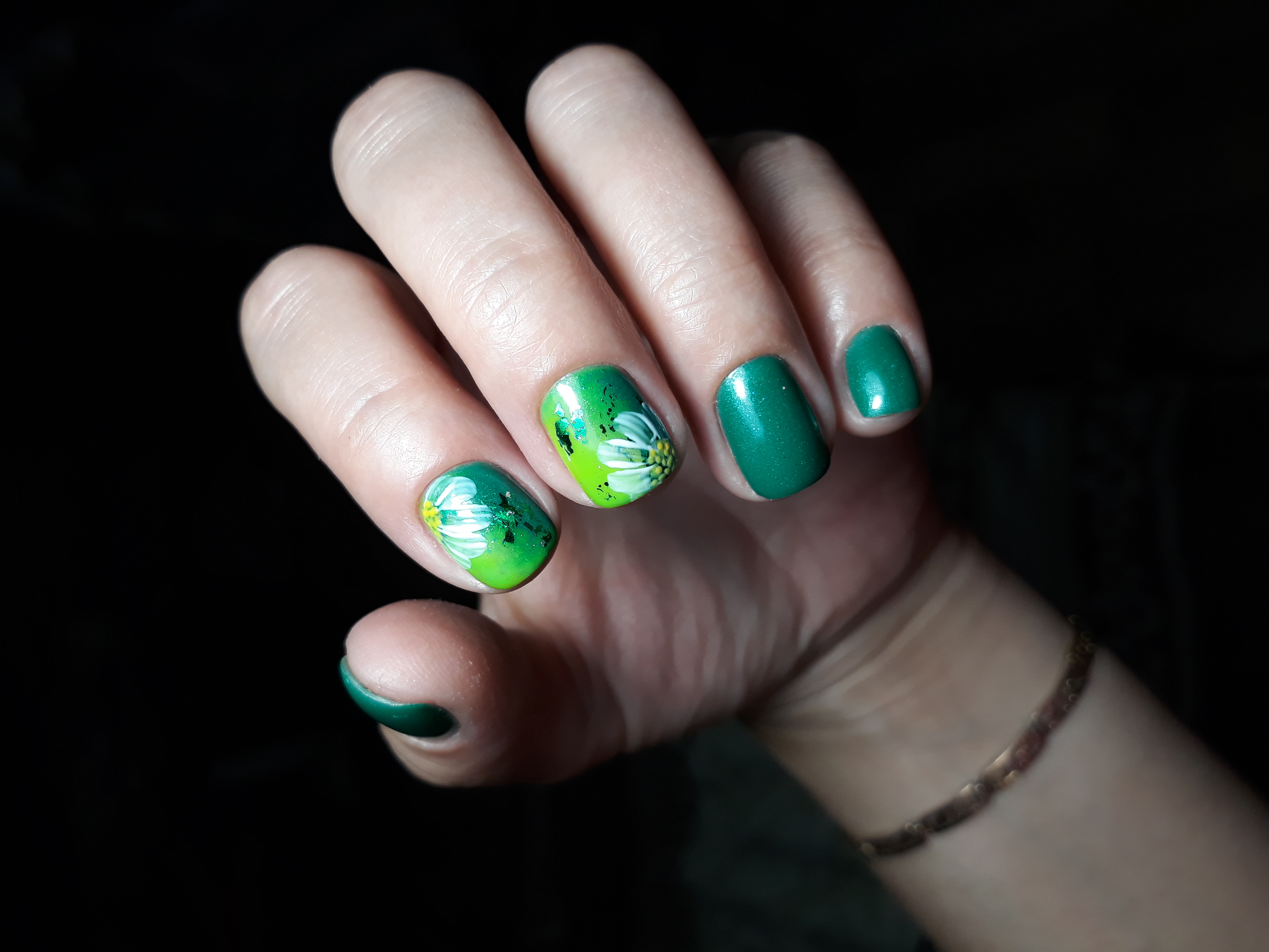 Маникюр с цветочным рисунком в зеленом цвете на короткие ногти.