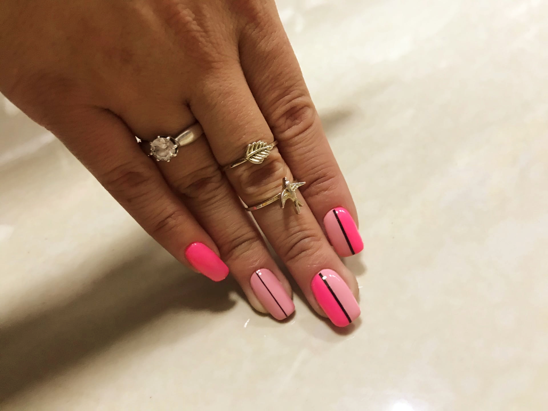 Маникюр с полосками в розовом цвете на короткие ногти.