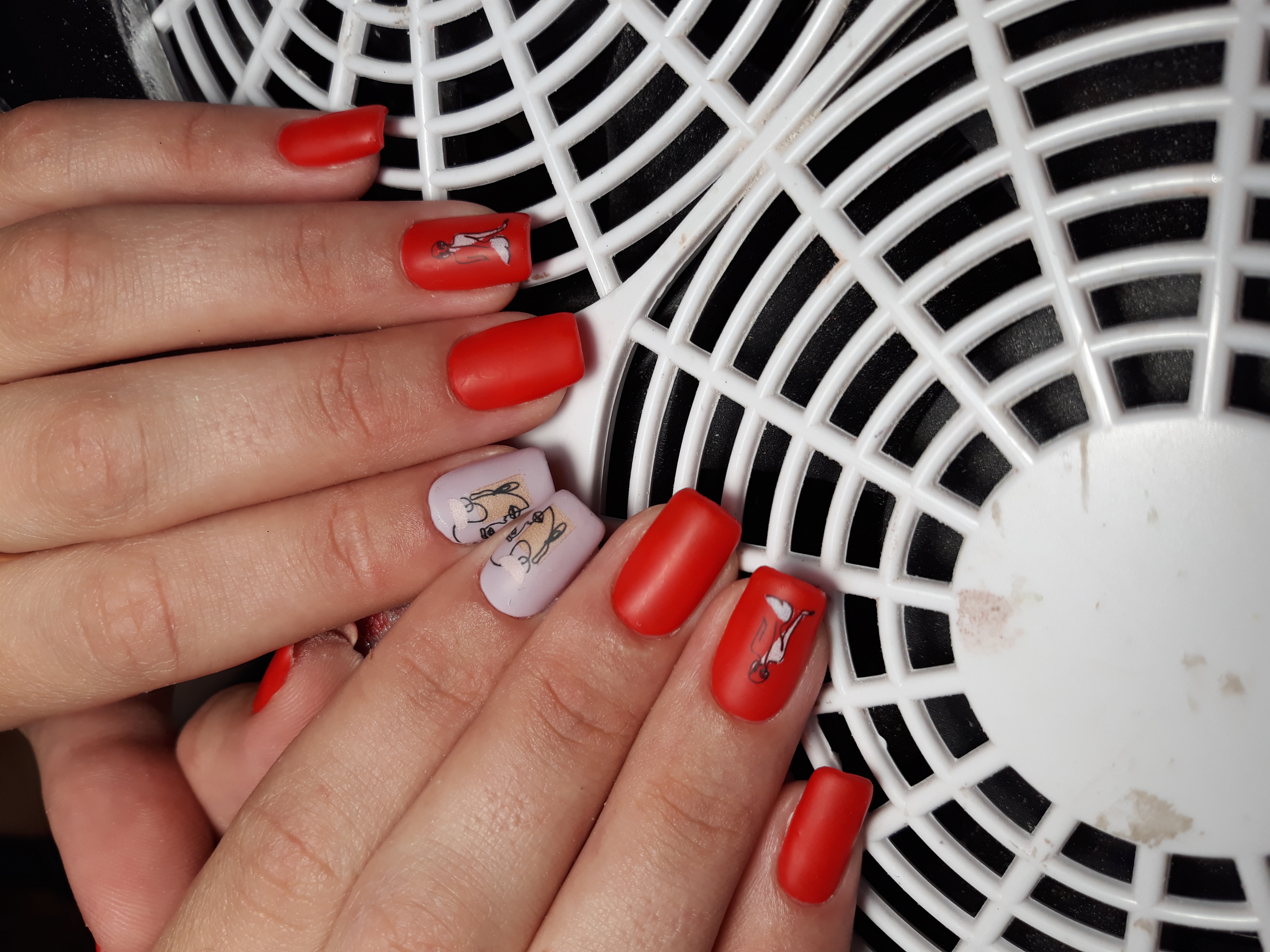 Матовый маникюр со слайдерами в красном цвете на короткие ногти.