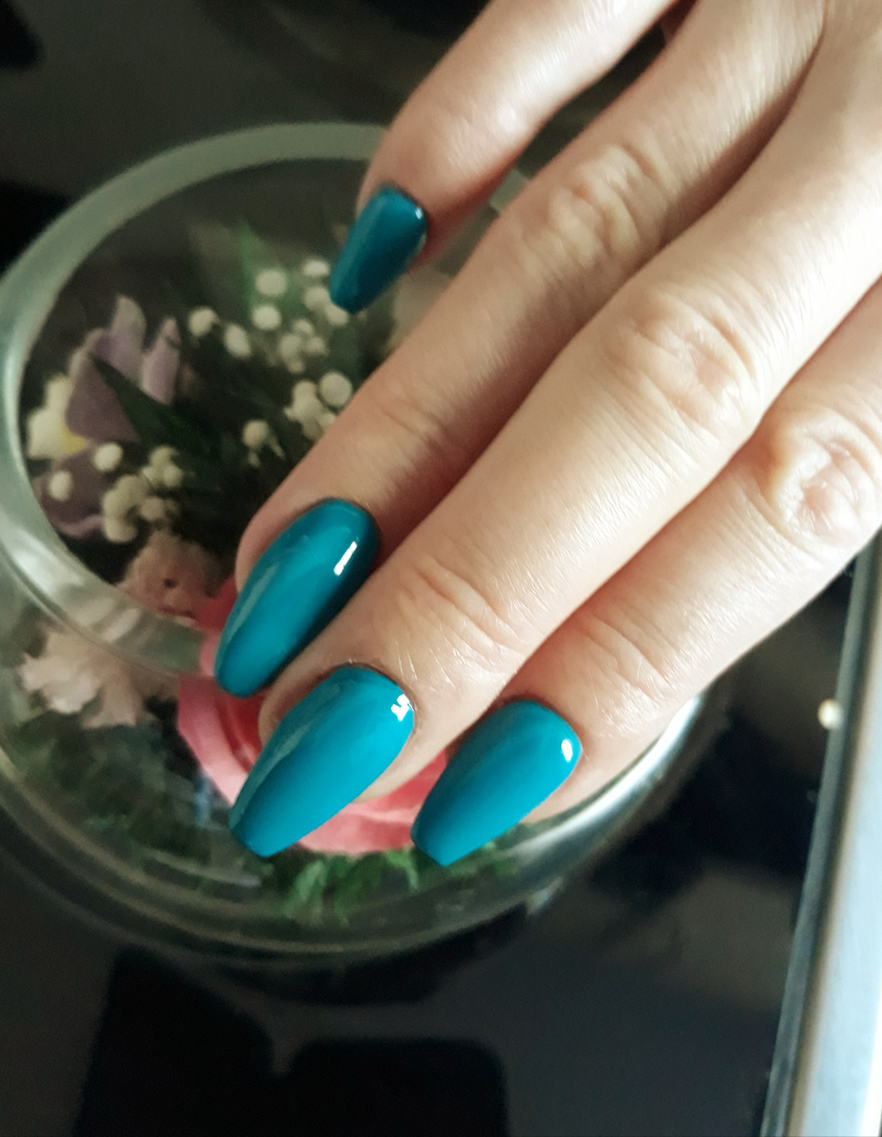 Маникюр в голубом цвете на длинные ногти.