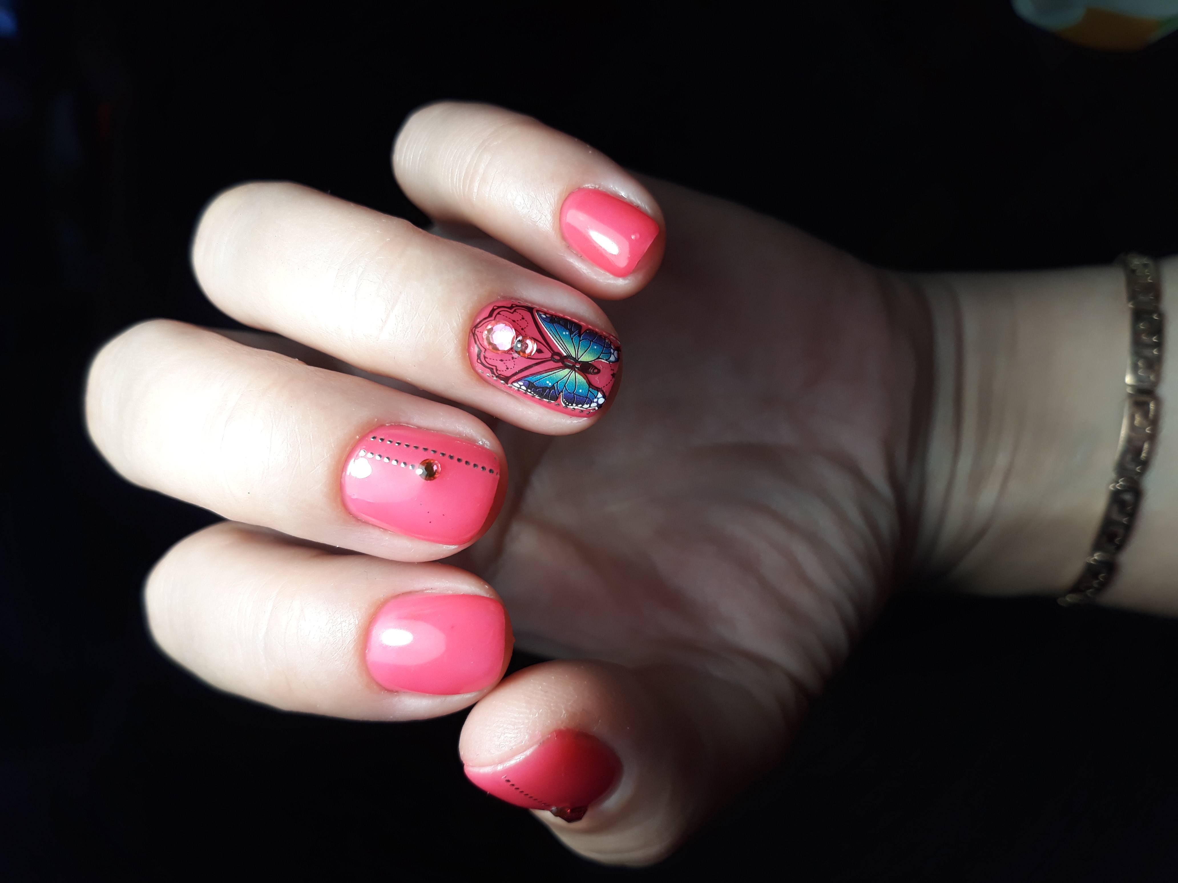 Маникюр с бабочкой и стразами в розовом цвете на короткие ногти.
