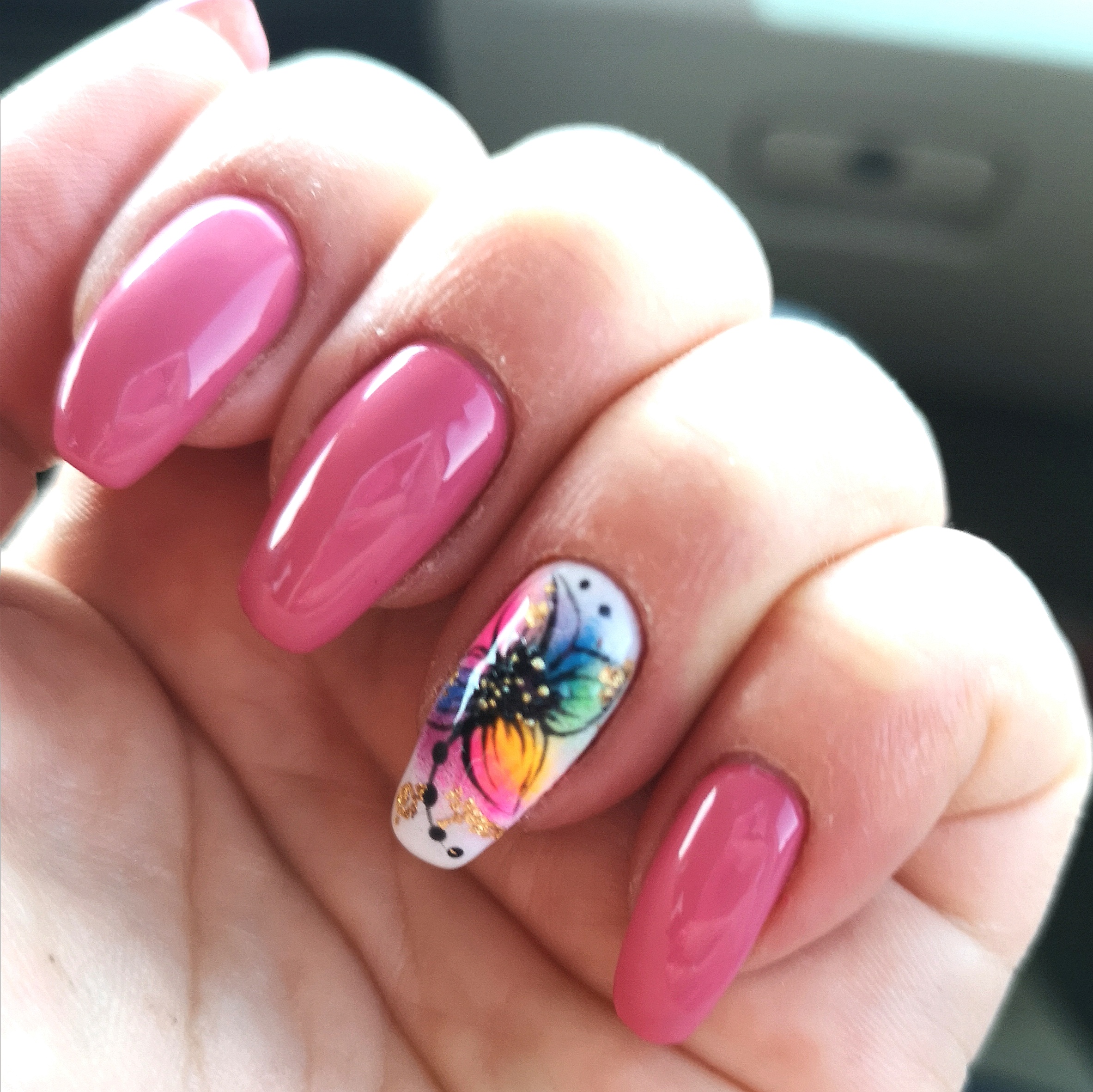 Маникюр с цветочным рисунком в лиловом цвете на длинные ногти.