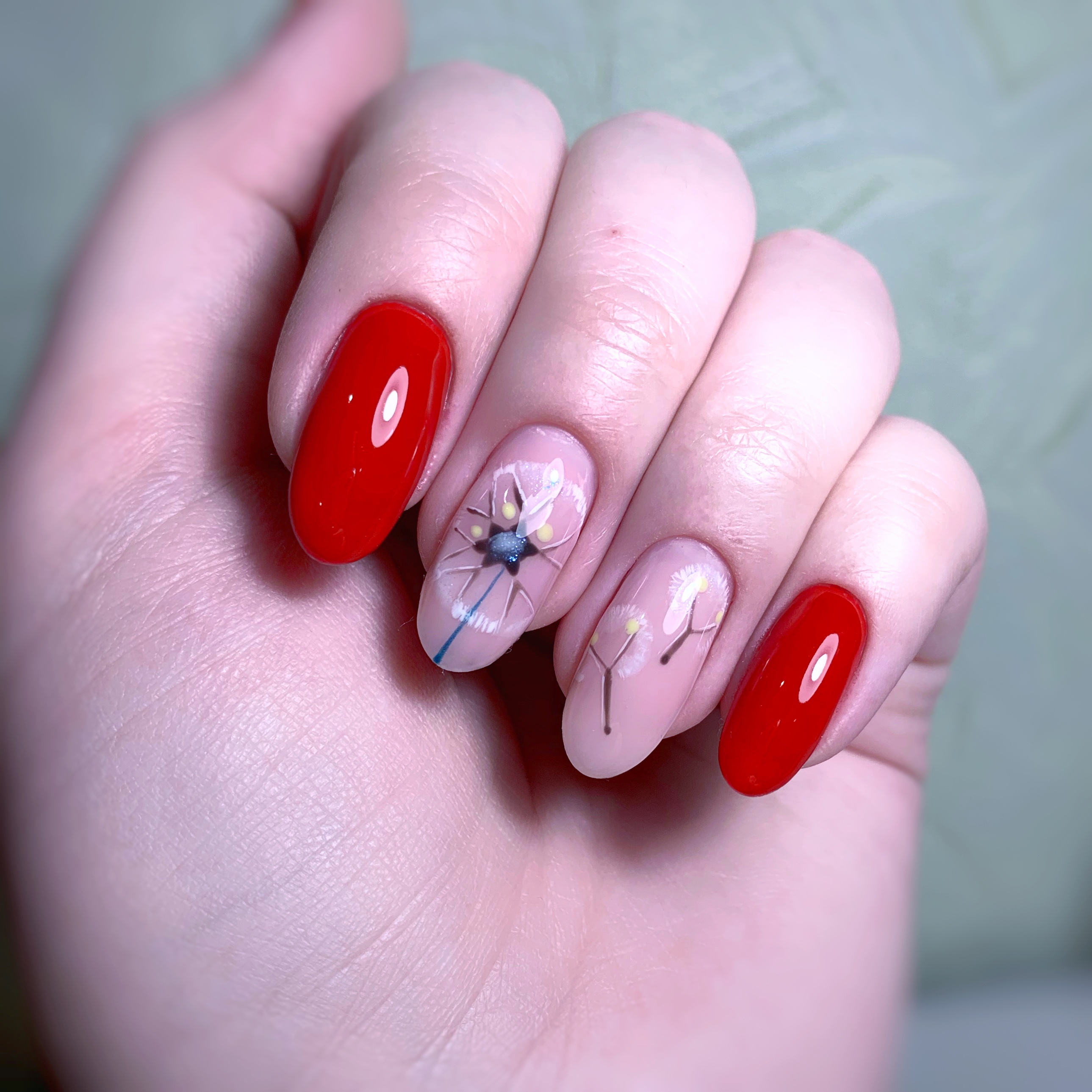 Маникюр с одуванчиками в красном цвете на длинные ногти.