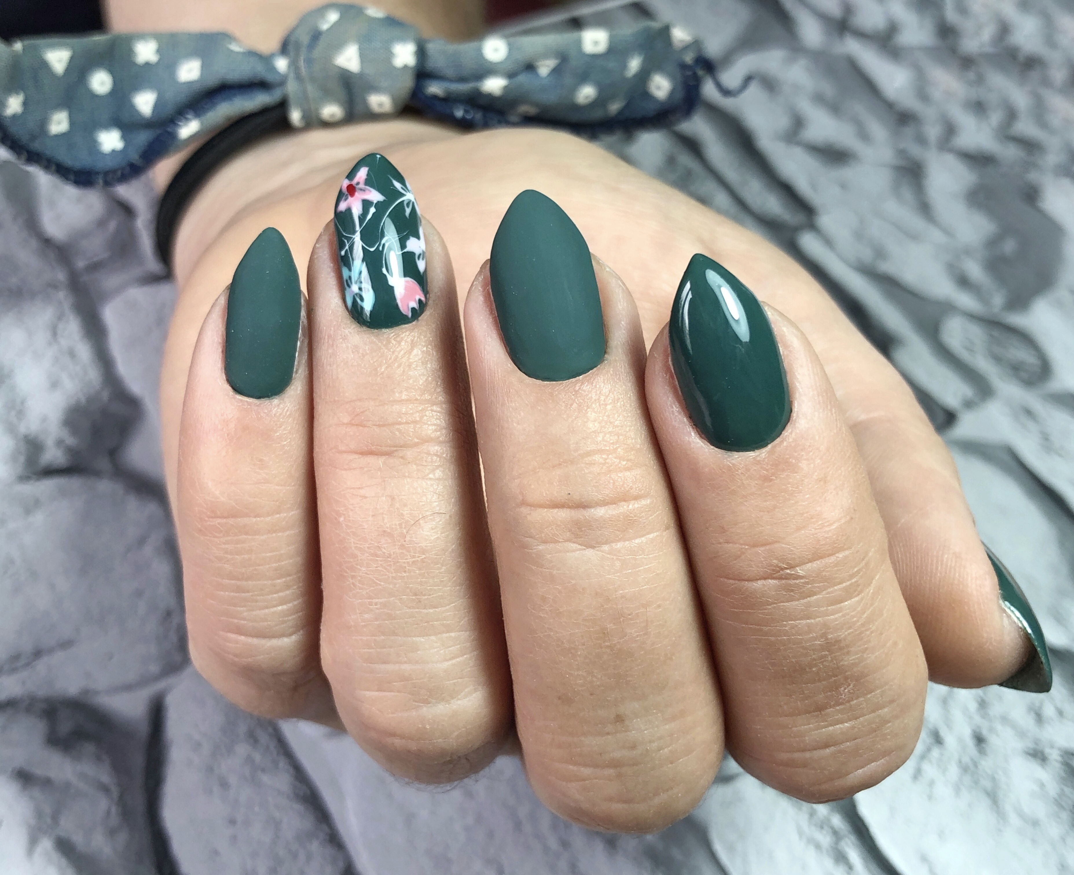 Маникюр с цветочным рисунком в темно-зеленом цвете на короткие ногти.