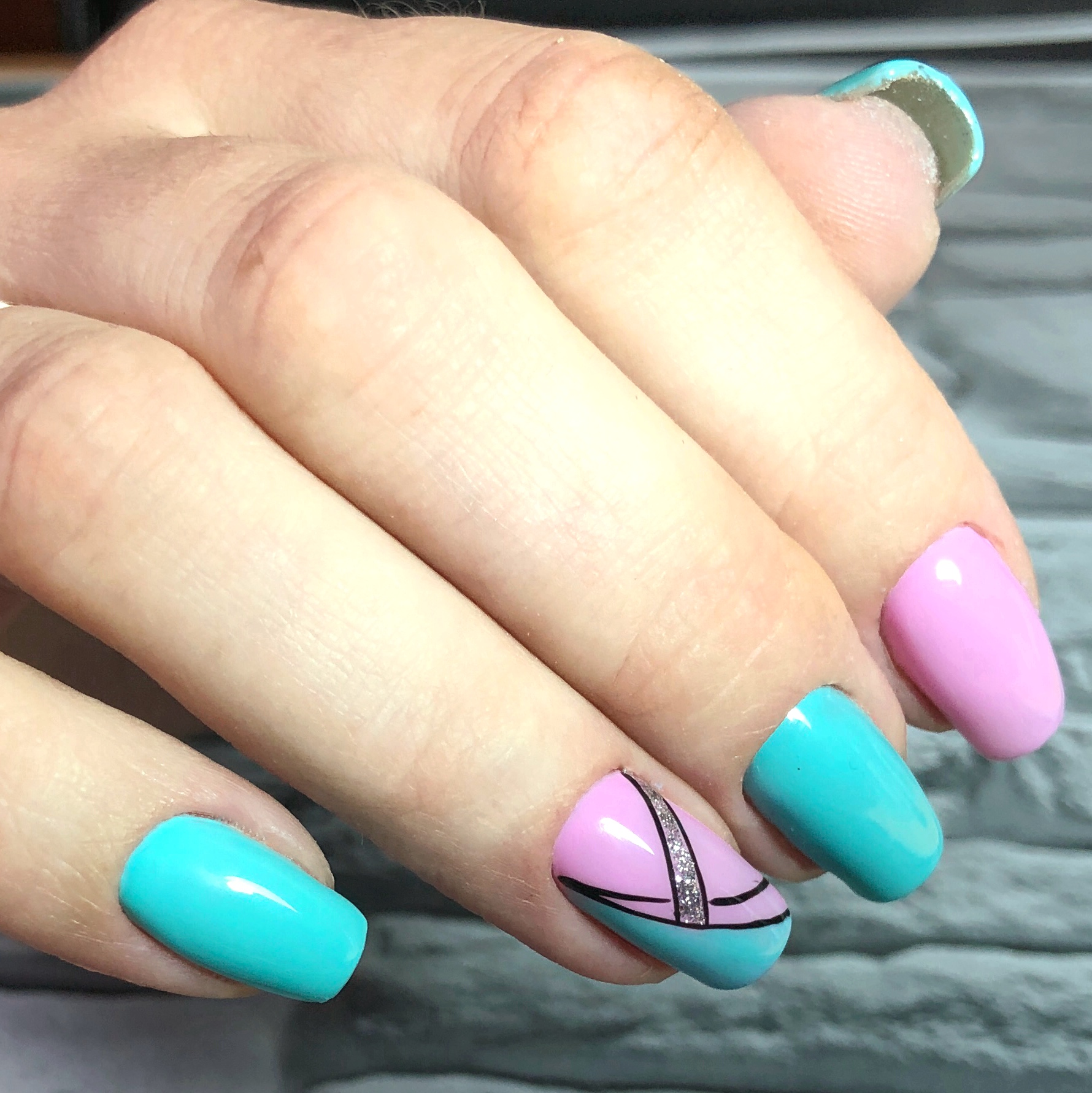 Геометрический разноцветный маникюр с блестками на короткие ногти.