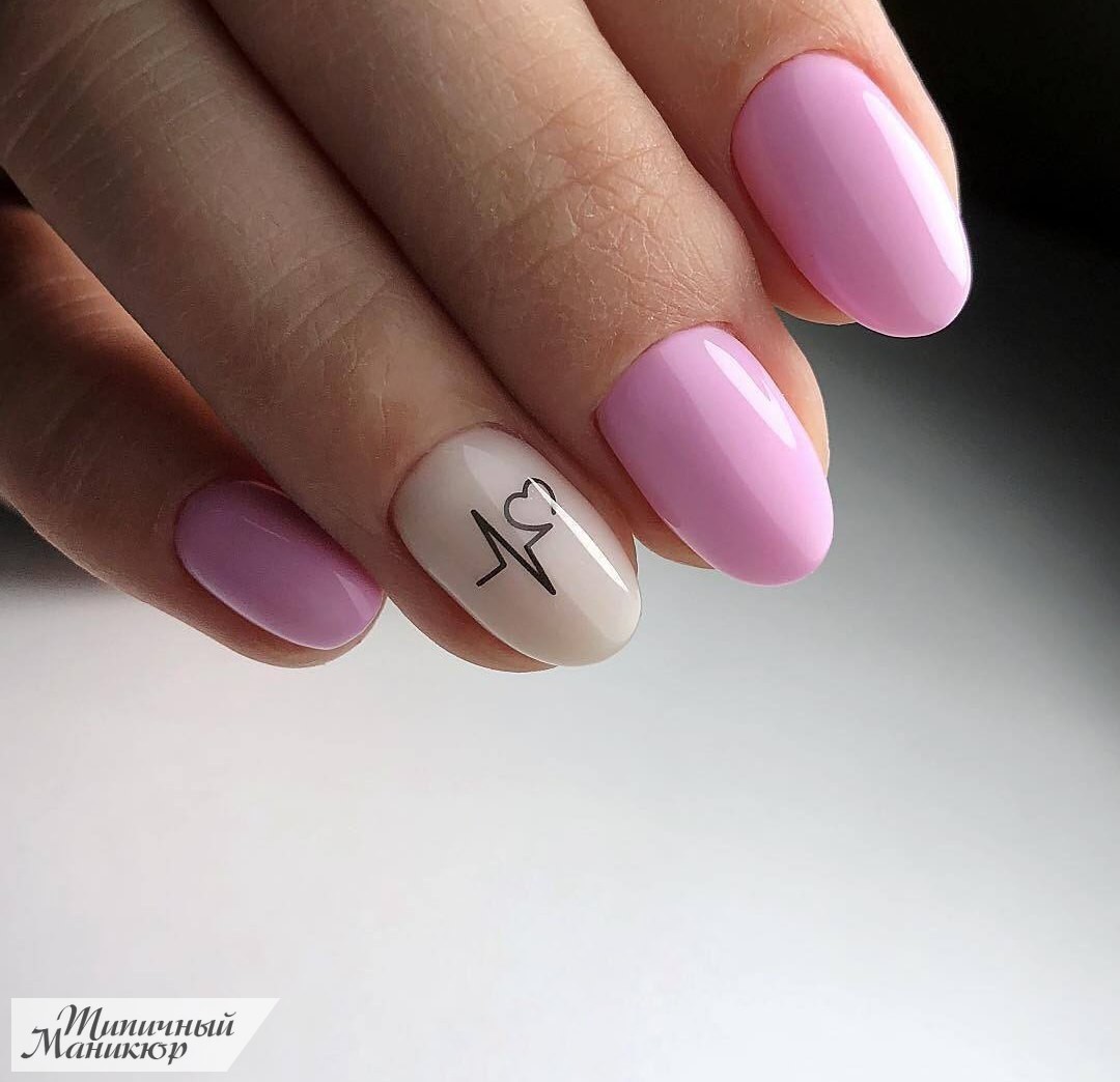 Маникюр со слайдерами в розовом цвете на короткие ногти.