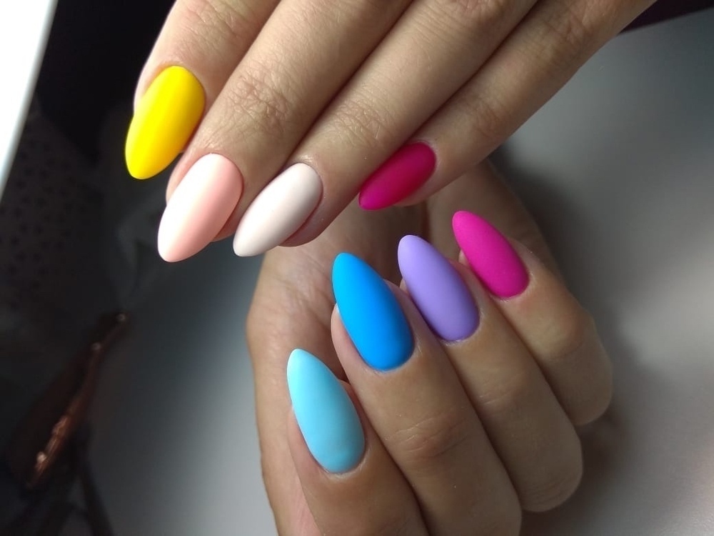 Матовый разноцветный маникюр на длинные ногти.