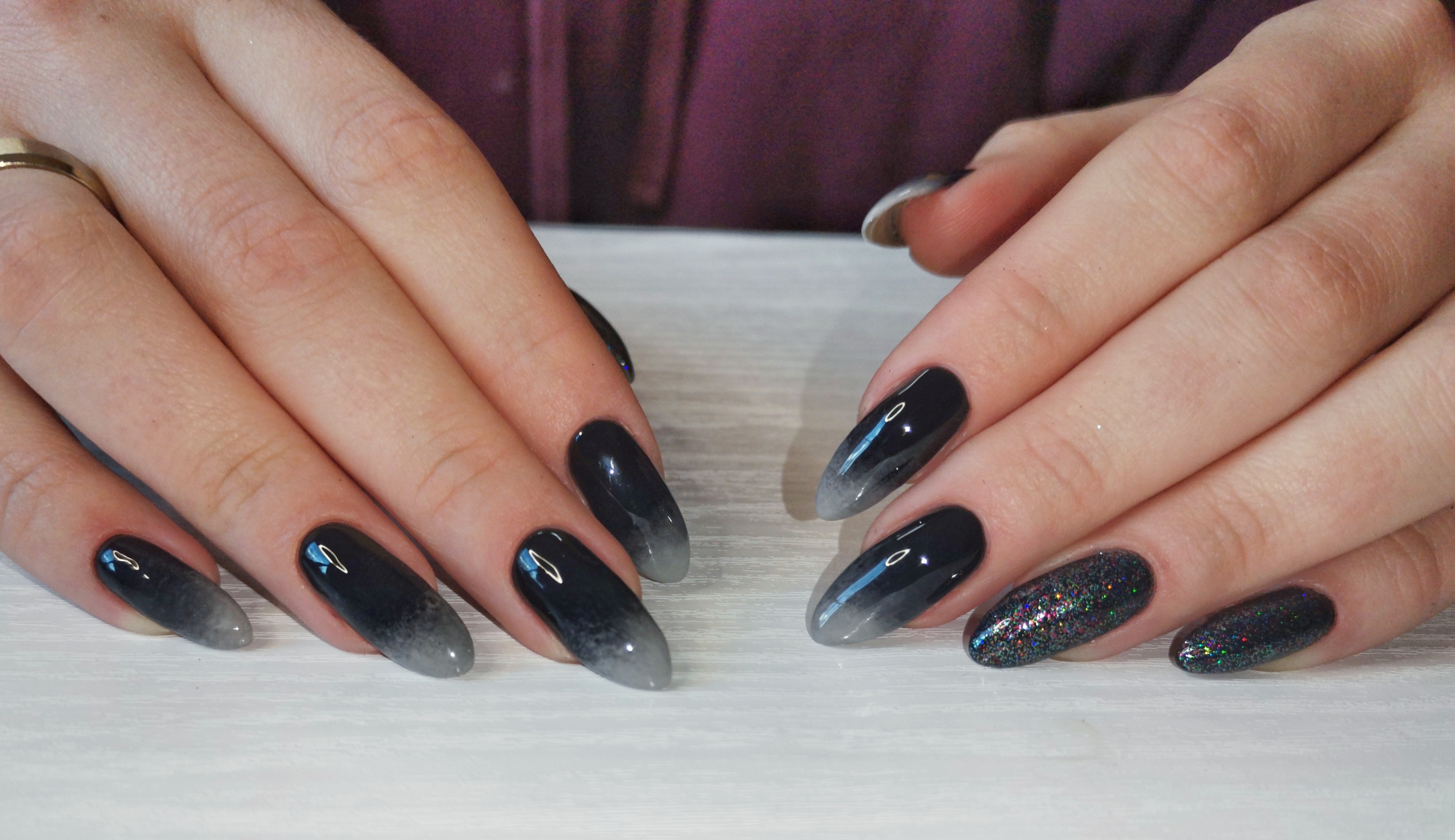 Маникюр с градиентом и блестками в черном цвете на длинные ногти.
