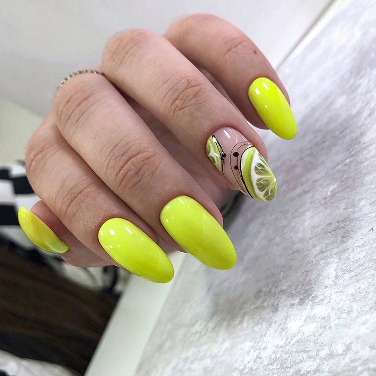 Маникюр с лимоном в желтом цвете на длинные ногти.