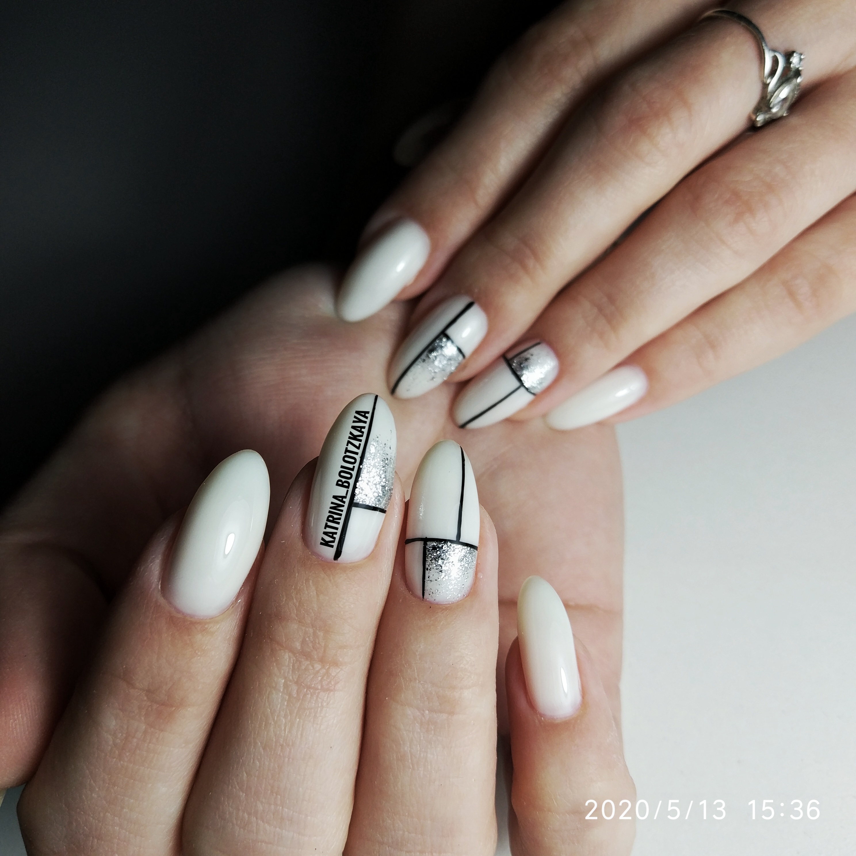 Геометрический маникюр с надписями и серебряными блестками в молочном цвете на длинные ногти.