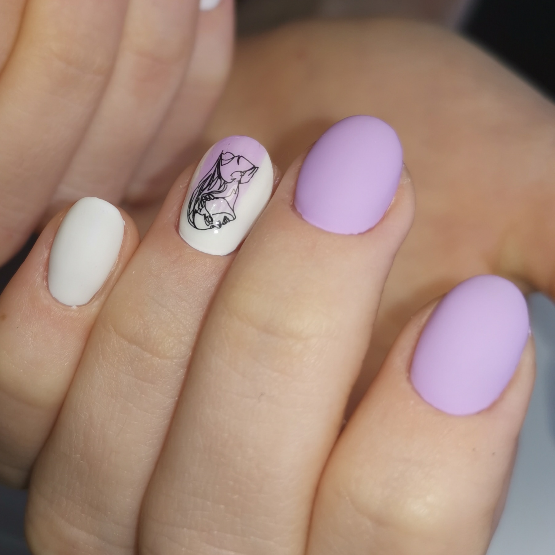 Матовый маникюр со слайдерами в сиреневом цвете на короткие ногти.