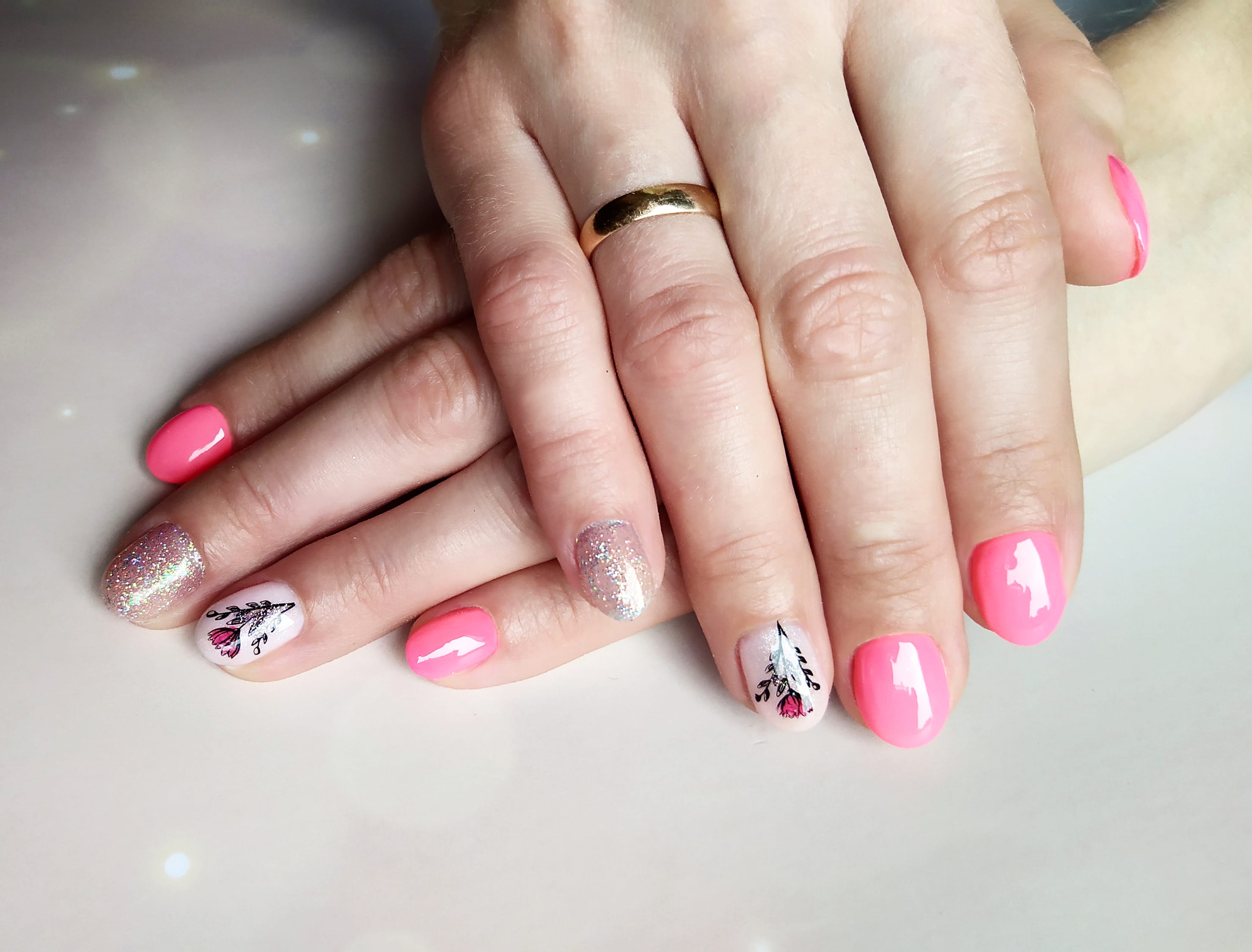 Маникюр с цветочными слайдерами и блестками в розовом цвете на короткие ногти.