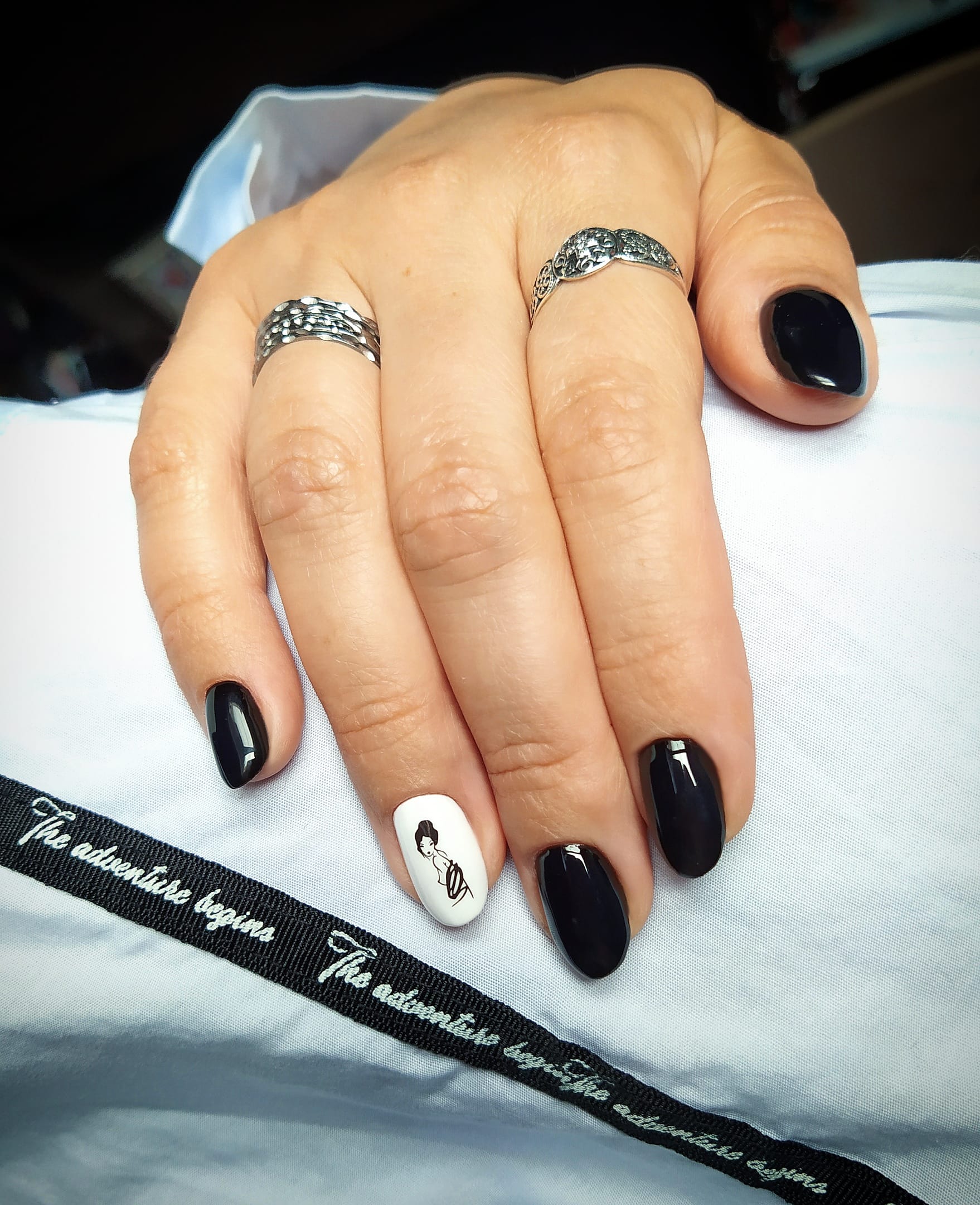 Маникюр со слайдерами в черном цвете на короткие ногти.