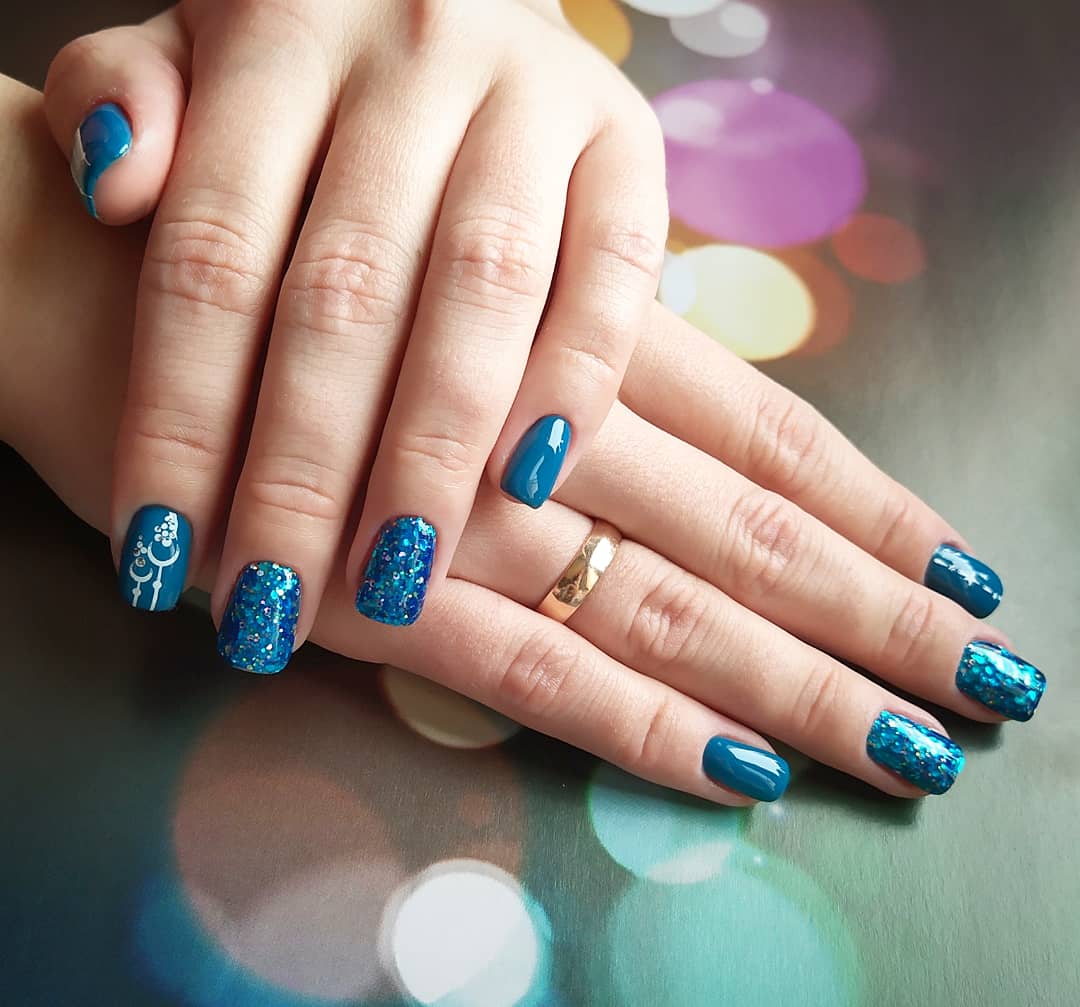 Маникюр с блестками в синем цвете на короткие ногти.
