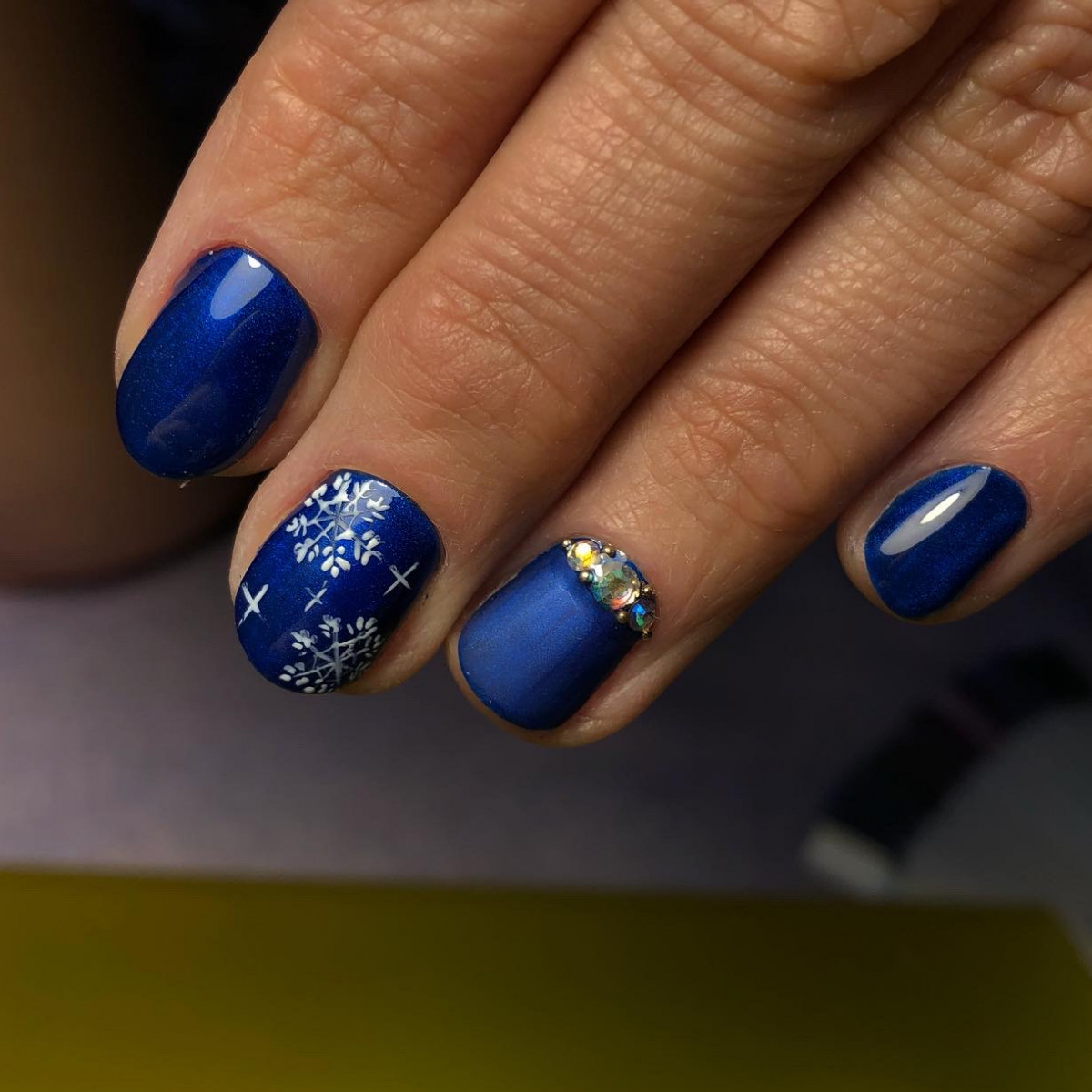 Синий маникюр на короткие ногти новогодний