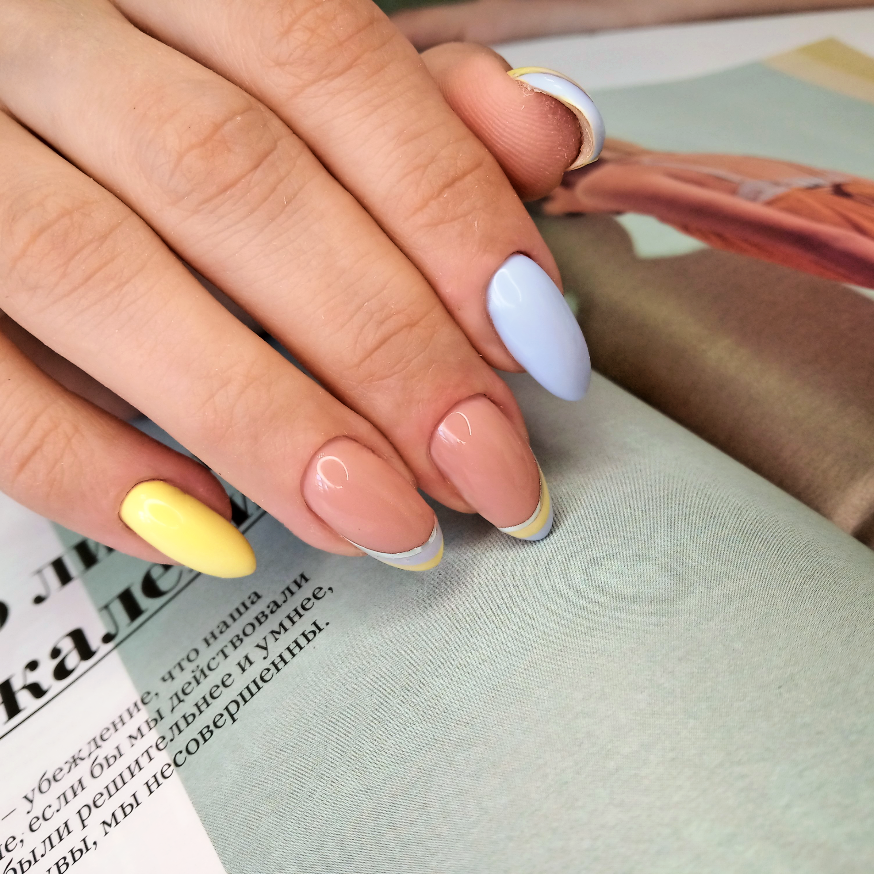 Маникюр с френч-дизайном в пастельных тонах на длинные ногти.