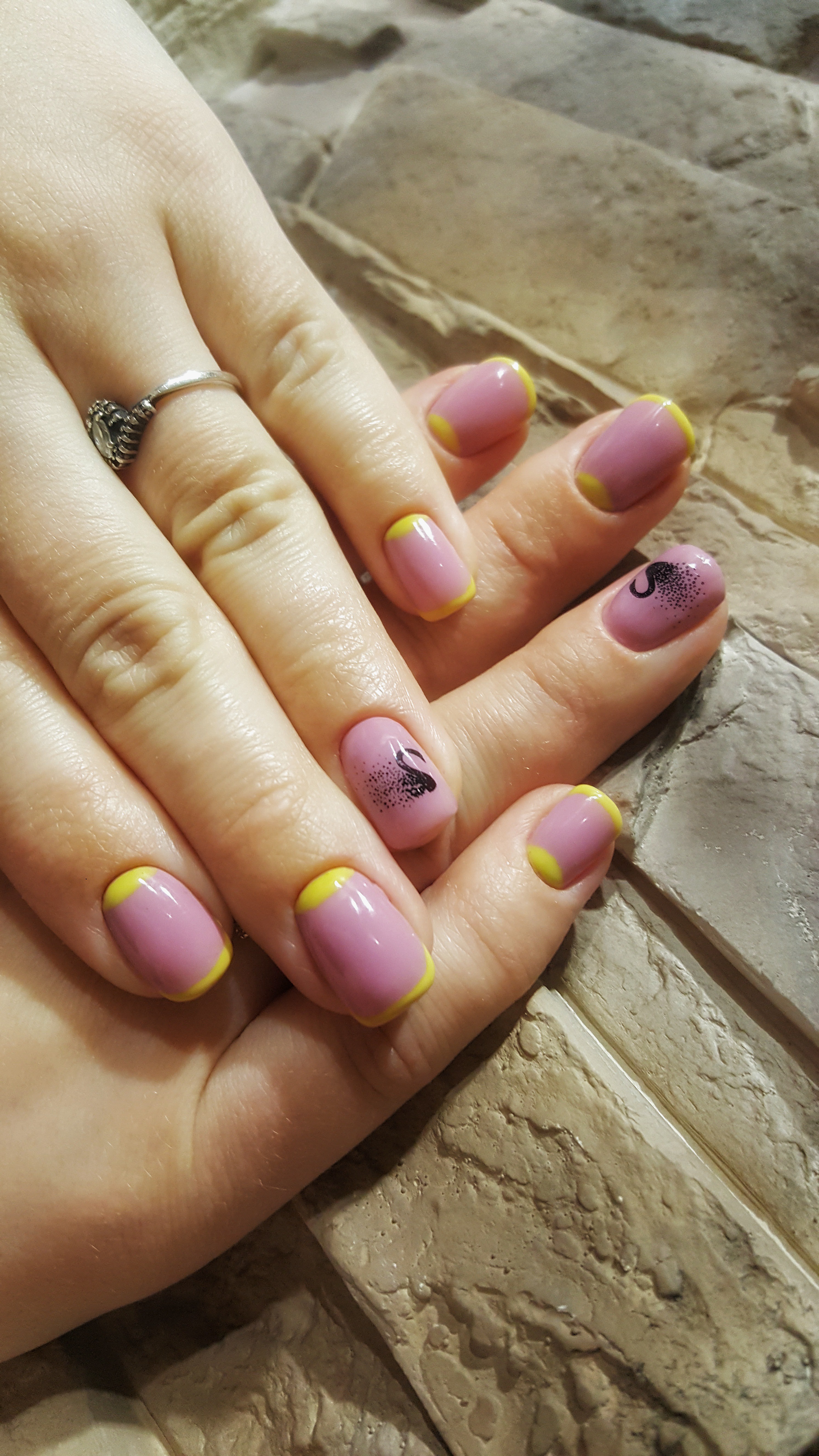 Лунный маникюр со слайдерами в розовом цвете на короткие ногти.