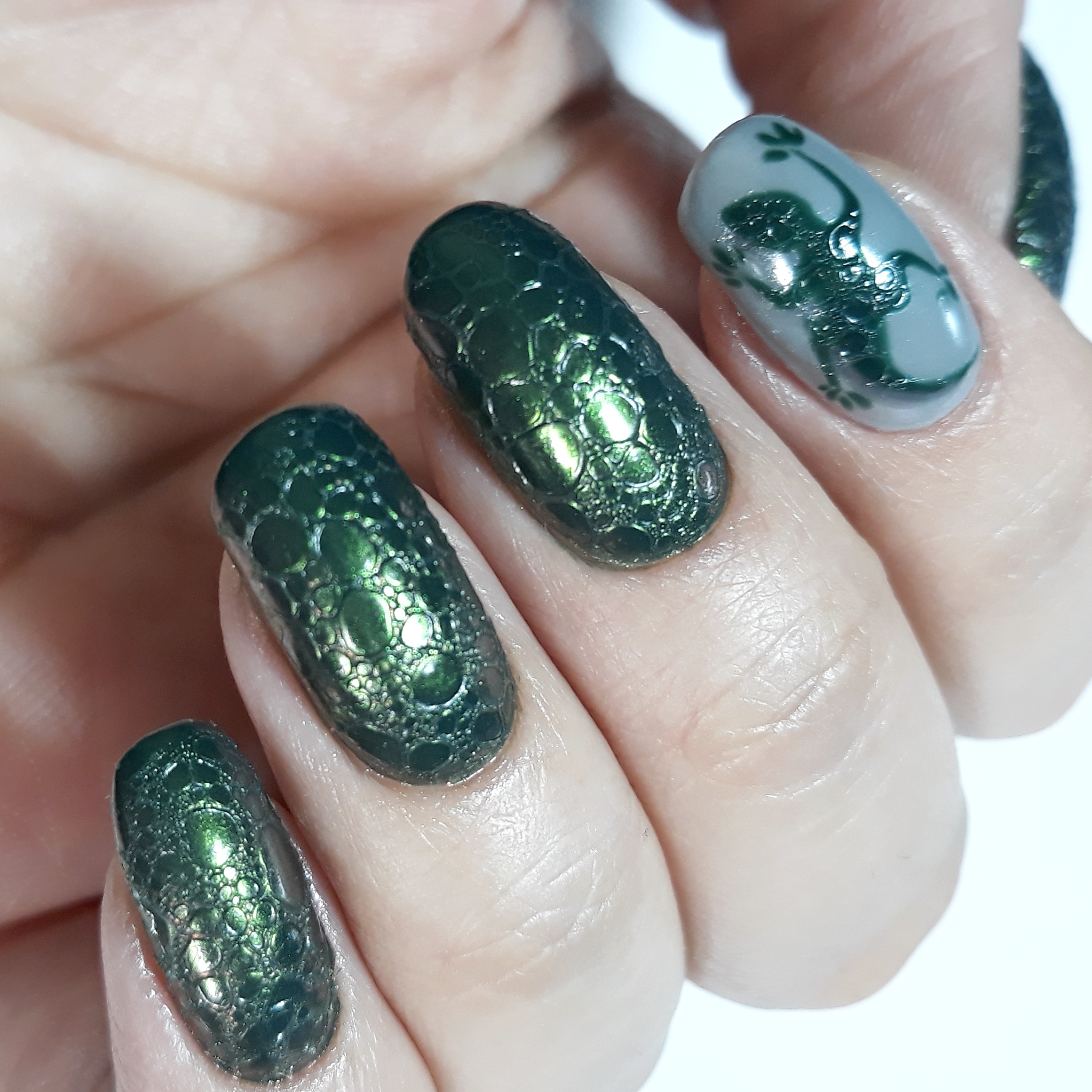 Маникюр с bubble-эффектом и ящерицей в темно-зеленом цвете на короткие ногти.