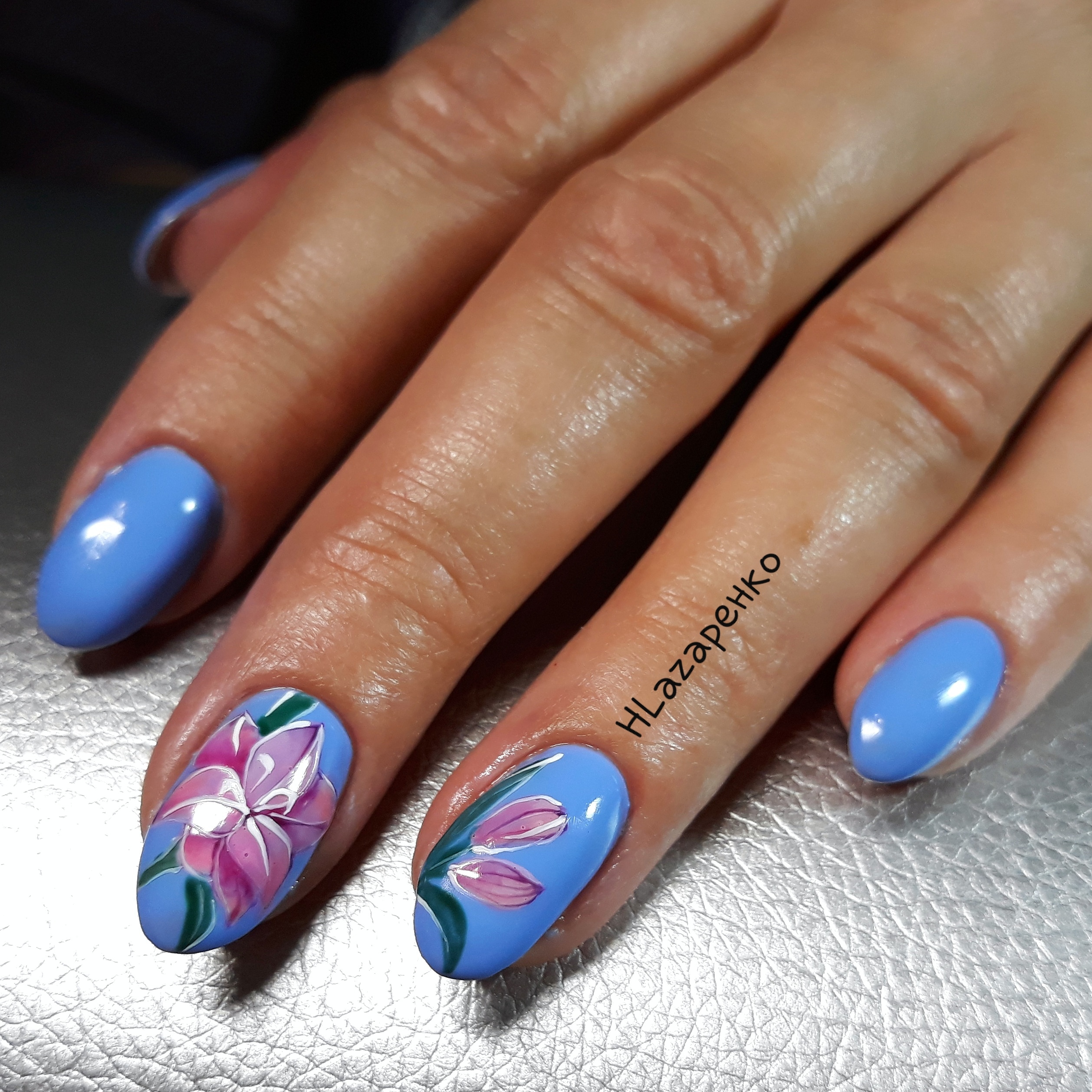 Маникюр с цветочным рисунком в голубом цвете на короткие ногти.