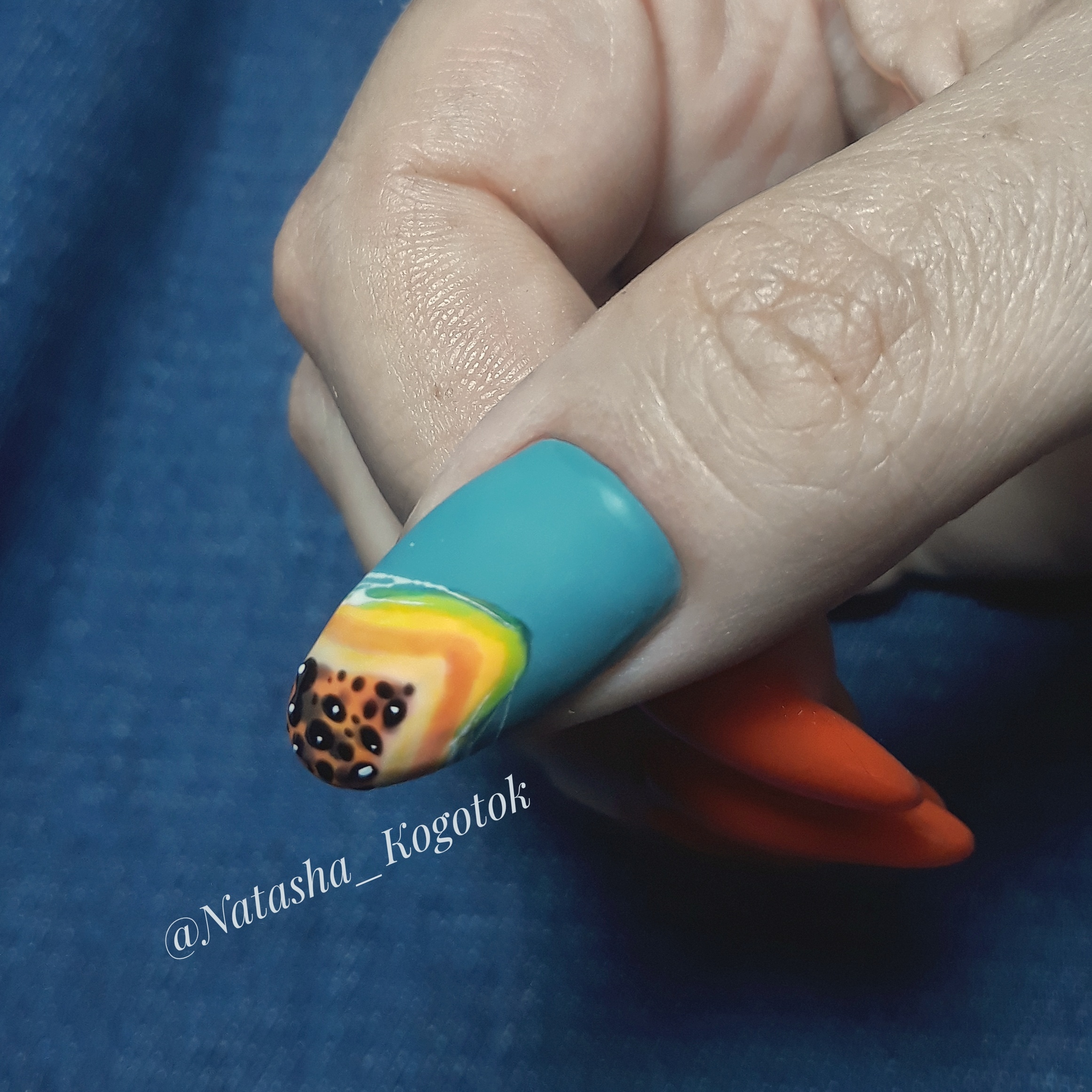 Маникюр с фруктовым рисунком в оранжевом цвете на длинные ногти.
