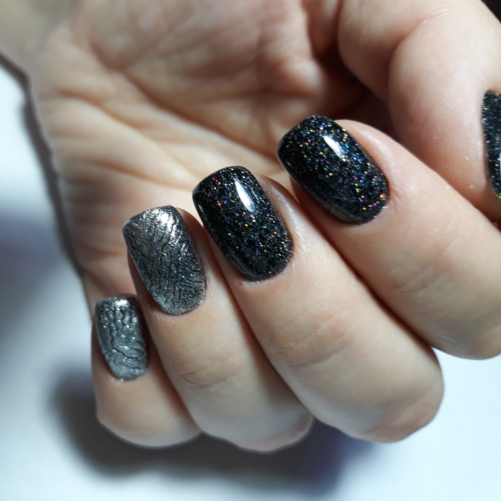 Маникюр с серебряными блестками в черном цвете на короткие ногти.