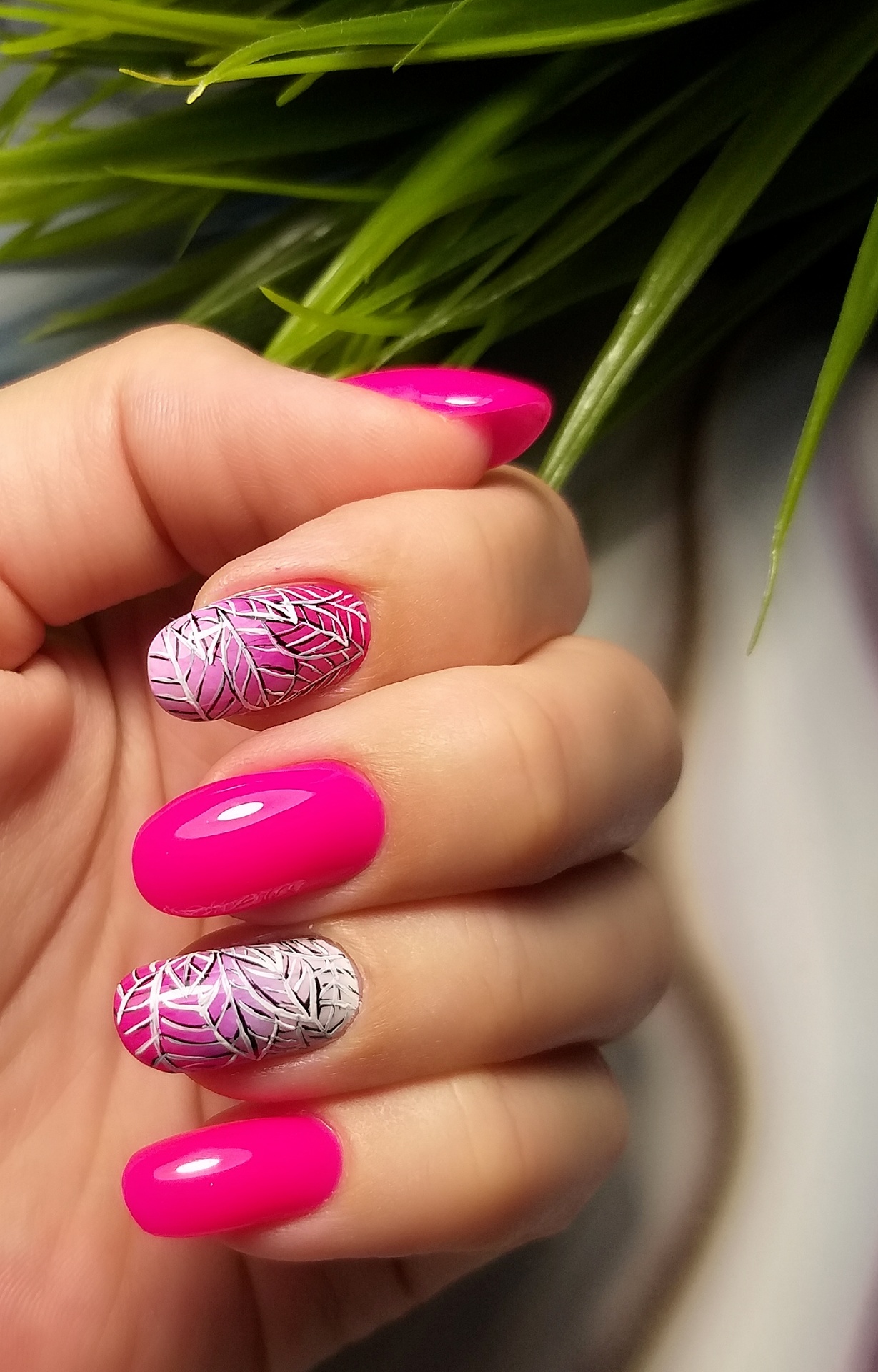 Маникюр с растительным рисунком в цвете фуксия на короткие ногти.