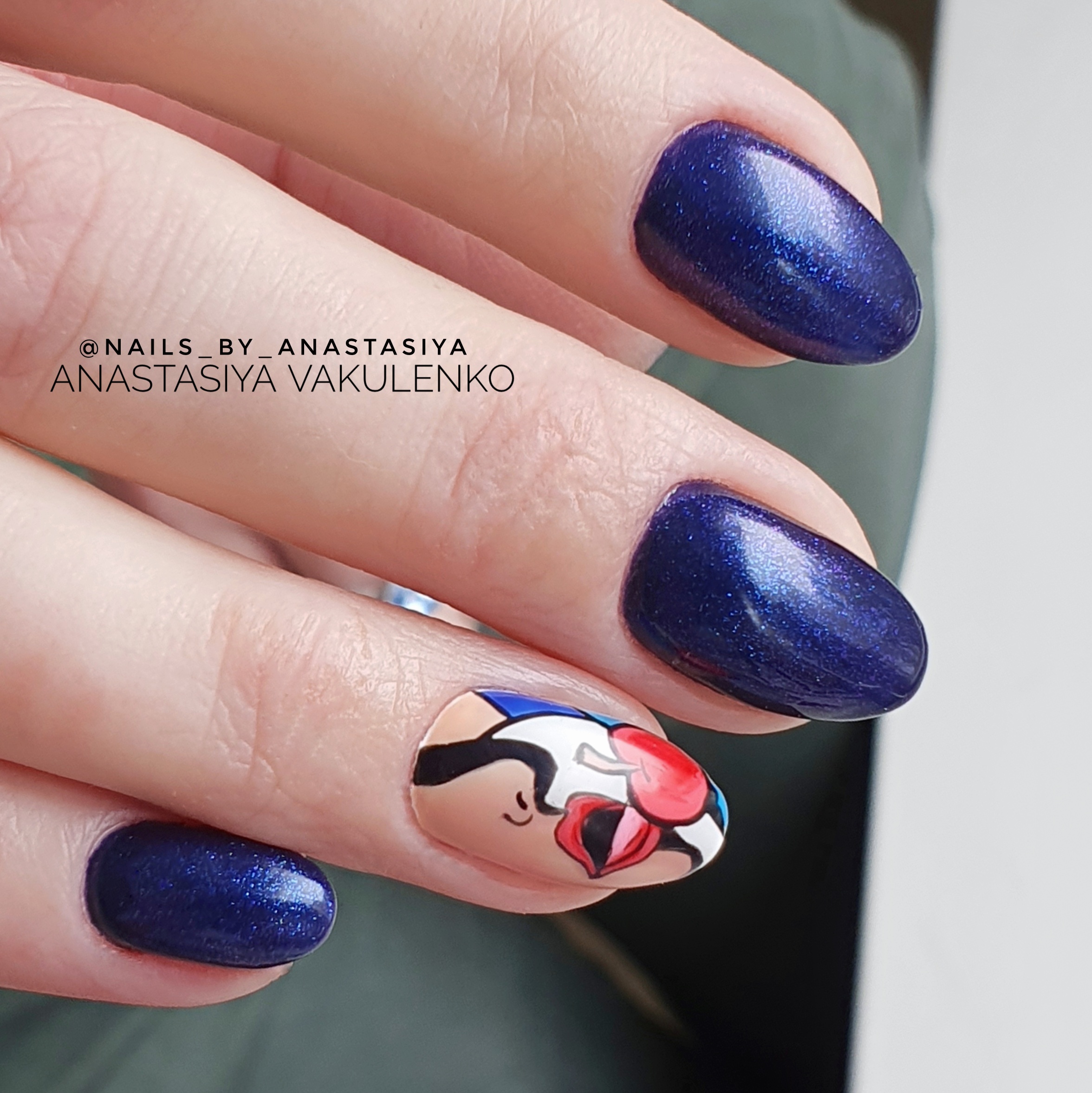 Маникюр с рисунком в синем цвете на короткие ногти.