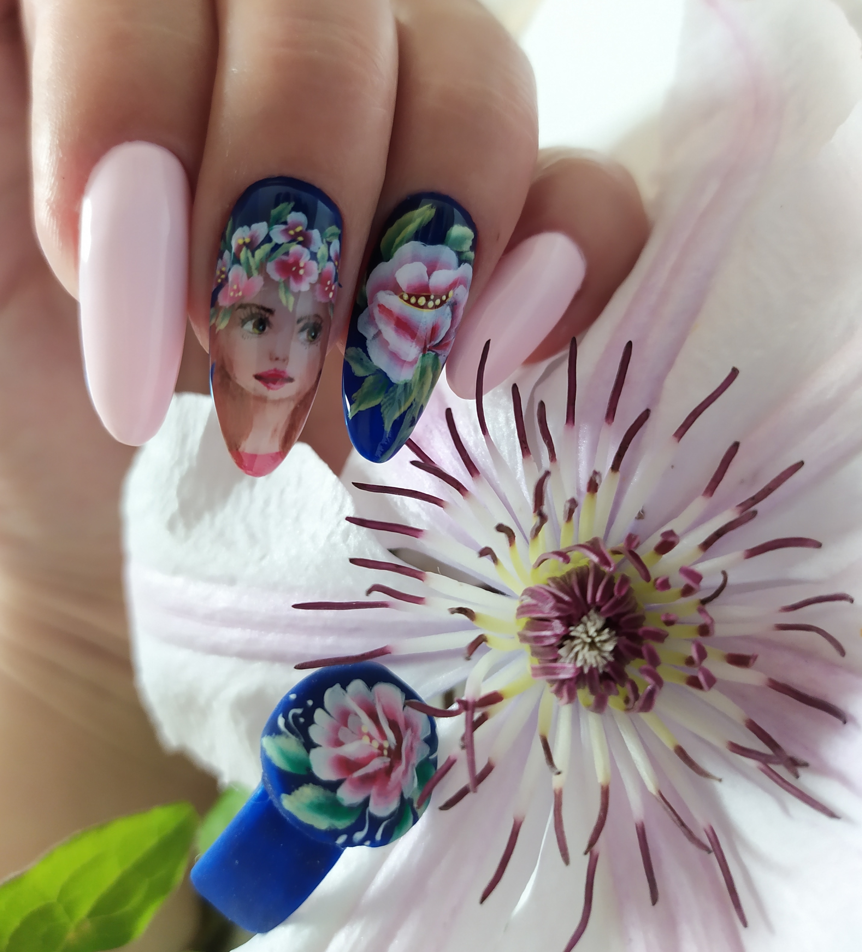 Маникюр с цветочным рисунком на ддинные ногти.