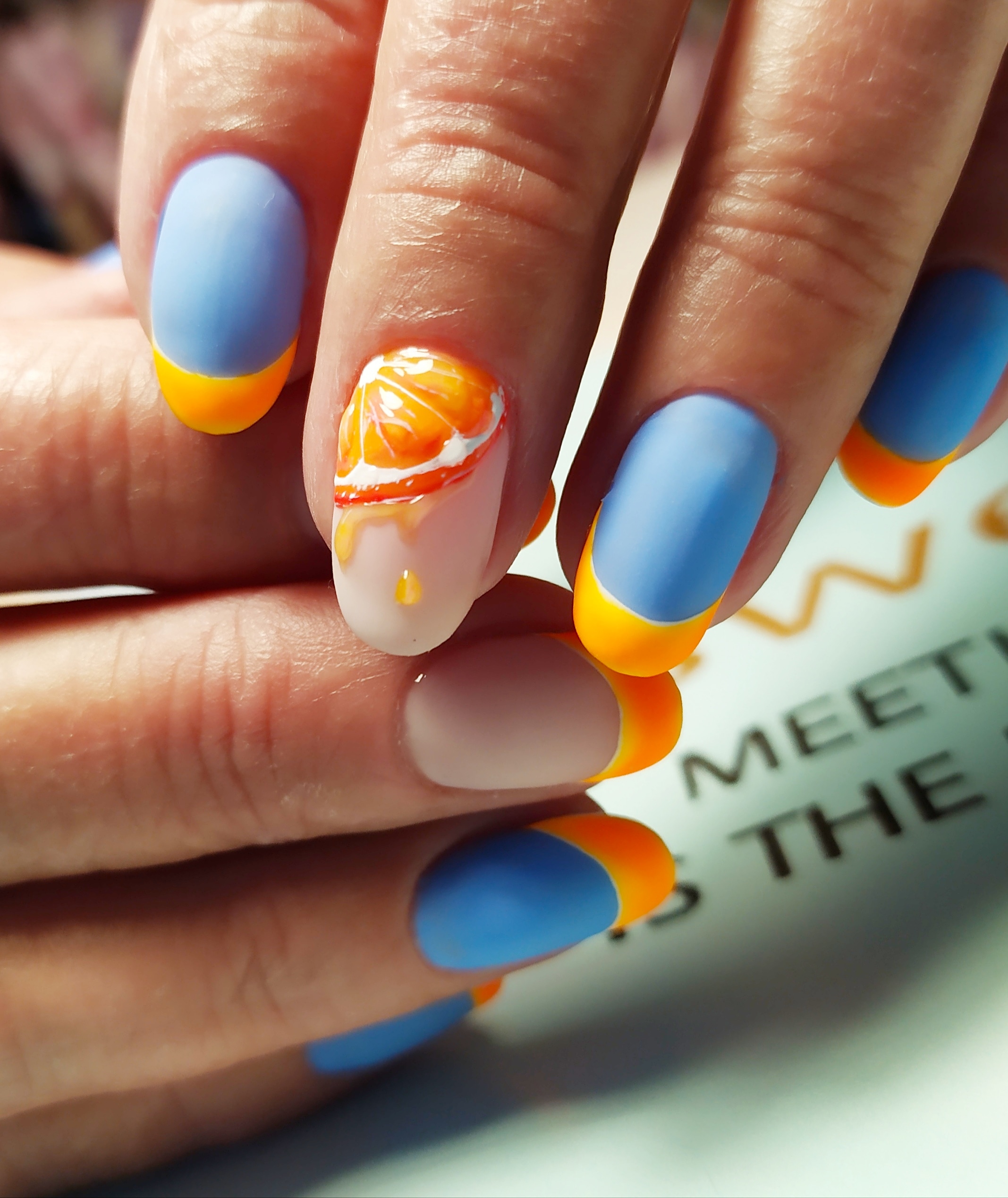 Матовый френч с апельсином в голубом цвете на короткие ногти.